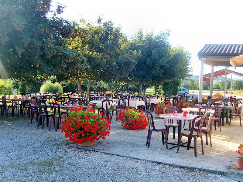 Restaurant idéalement situé à Cavagnac, au carrefour des sites touristiques majeurs tels que Martel, Collonges-la-Rouge, Turenne et Carennac. Le restaurant dispose d'une clientèle fidèle et bénéficie d'une forte affluence touristique en haute saison.

Capacité : 70 couverts en salle, 120 couverts en terrasse
Superficie totale : 5 000 m²
Terrasse ombragée avec vue sur le château et l’église de Cavagnac
Cuisine entièrement équipée (four mixte professionnel, chambre froide, cellule de refroidissement, crêpières)
Grand parking à disposition
Infrastructures : Piscine, parc de jeux communal mitoyen, cabane grill, studio
Fort potentiel de développement
Le prix de vente est fixé à 250 000 € à négocier pour fonds et murs:

180 000 € pour les murs
70 000 € pour le fonds de commerce