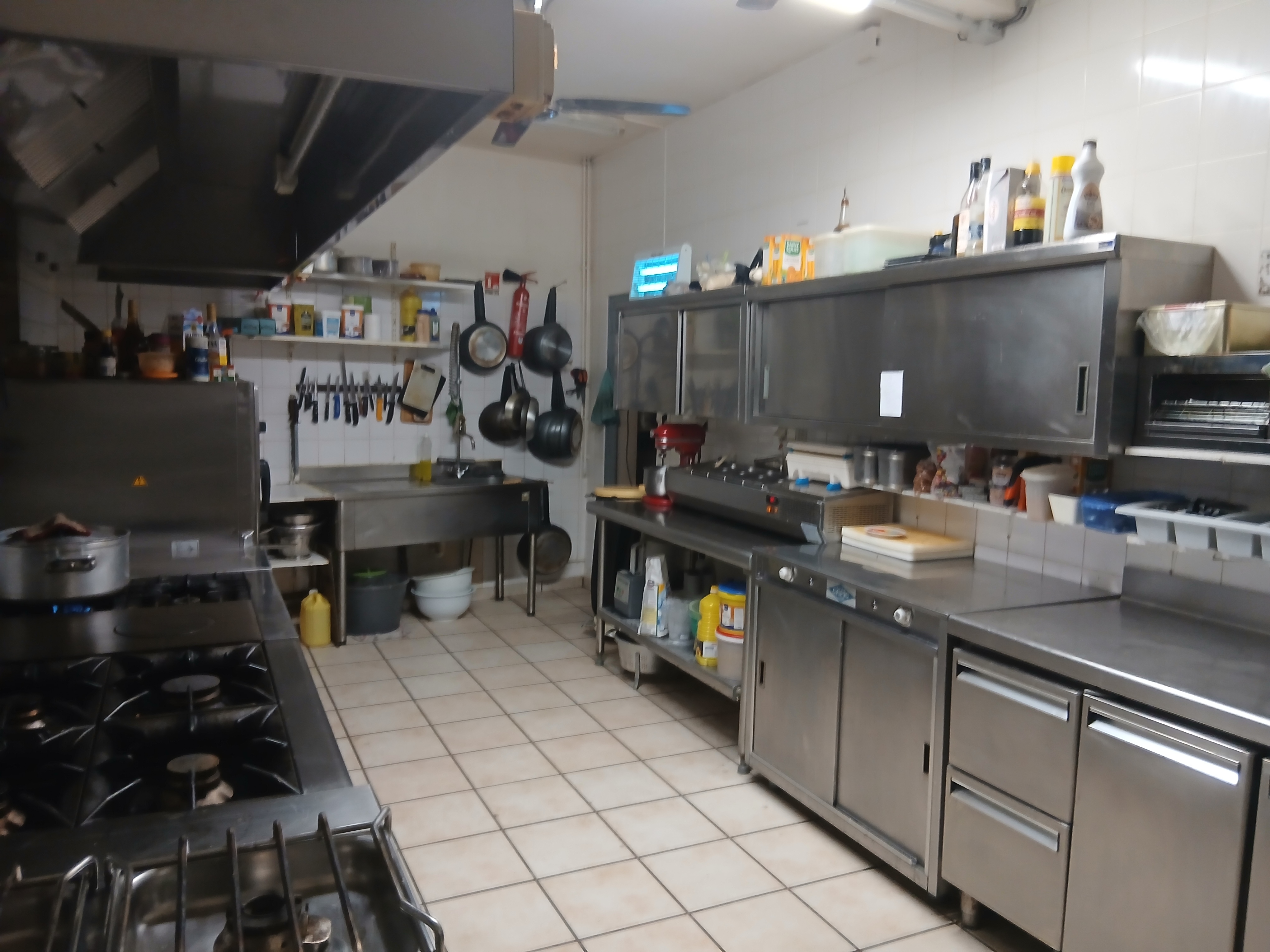 Bar, restaurant, pizzeria dans un village au calme à la limite du Jura et Saône et Loire , proche de plusieurs gros villages et autoroute.
Exploité depuis 26 ans
Clientèle locale principalement et tourisme en été.
Composé de 2 salles 40 couverts au RDC et 100 à l'étage.
2 terrasses 1 de 40 couverts et 1 de 20.
1 appartement de 100m2 environ (3 chambres). Piscine hors sol et terrain 500m2
Affaire idéale pour un couple , loyer modéré.
