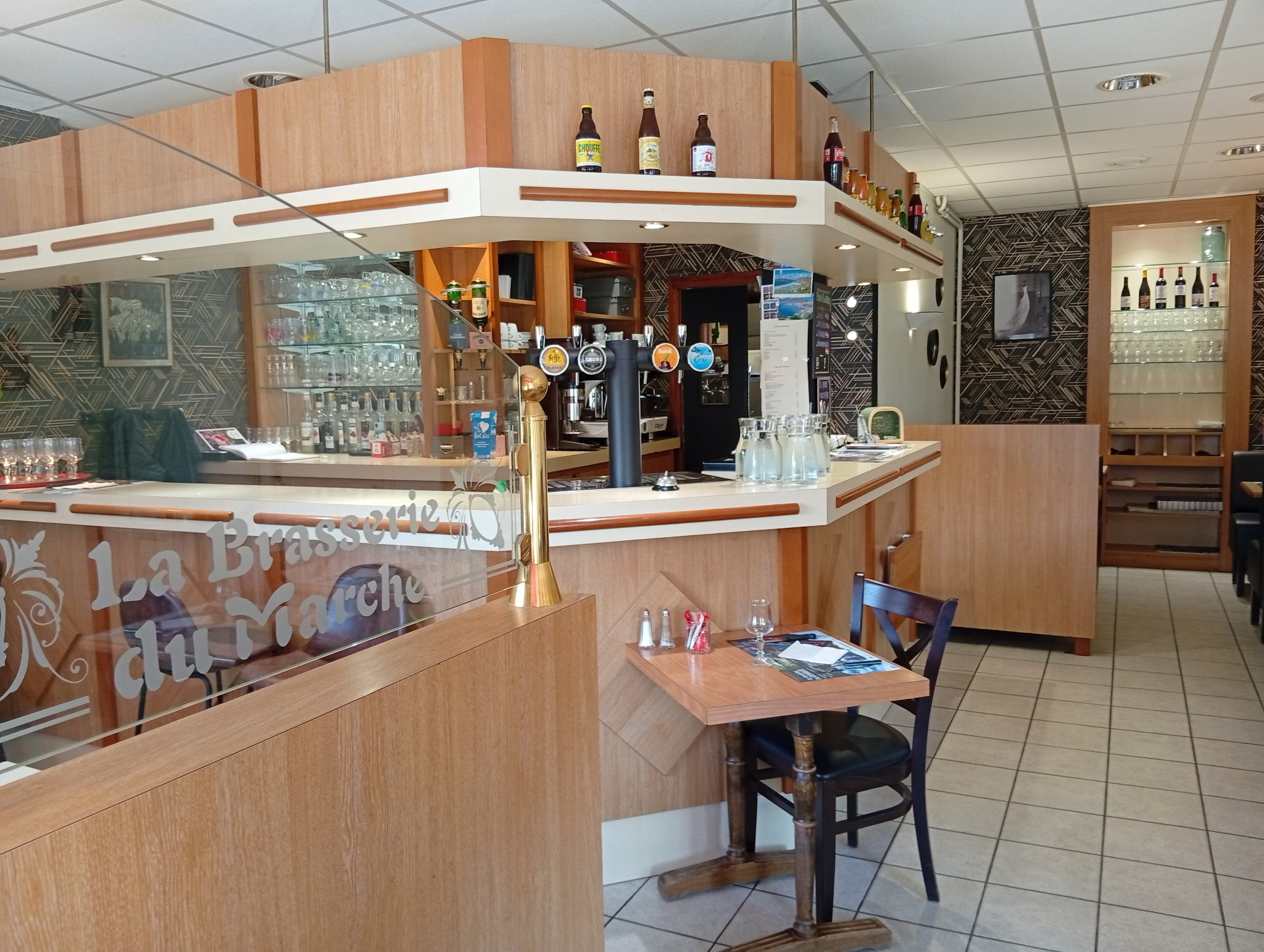 🏨 A vendre Hôtel Bar Brasserie en centre-ville face à la place du marché en pleine rénovation. En effet, vous aurez la chance de bénéficier d'un environnement flambant neuf !

Etablissement d'avant-guerre ayant était reconstruit. Il fait partie intégrante du paysage condéen.

Aujourd'hui il est géré par 2 associés, dont l'une qui aspire à une retraite bien méritée et l'autre qui souhaite voguer vers de nouveaux horizons !

Idéalement situé il offre :
* 1 cuisine équipée
* 1 salle de restaurant avec bar au RDC de 45m²
* 1 terrasse ouverte de 28m² avec possibilité d'agrandissement
* 1 salle de restaurant au 1er étage de 45m²
* 1 appartement au 1er étage de 35m² avec salle de douche (sans cuisine)
* 🛏️5 chambres au 2éme étage totalisant une surface de 50m²
* 🛏️ 3 chambres au 3éme étage totalisant une surface de 30m²

C'est une affaire vivante, qui attend simplement de trouver des passionné(e)s pour en reprendre les rênes. Un fort potentiel de développement car service de restauration uniquement le midi. 
Un cadre de vie agréable aux portes de la Suisse Normande ⛰️🐄🧗🏼🚴🏼🚵🏼 🚣🏼 !

💶 Un prix attractif : 145 000€
💶 Un loyer raisonnable : 1350€ H.C
🗃️ Bilans disponibles sur demande
🧑🏼‍🍳 1 salarié(e) en CDD