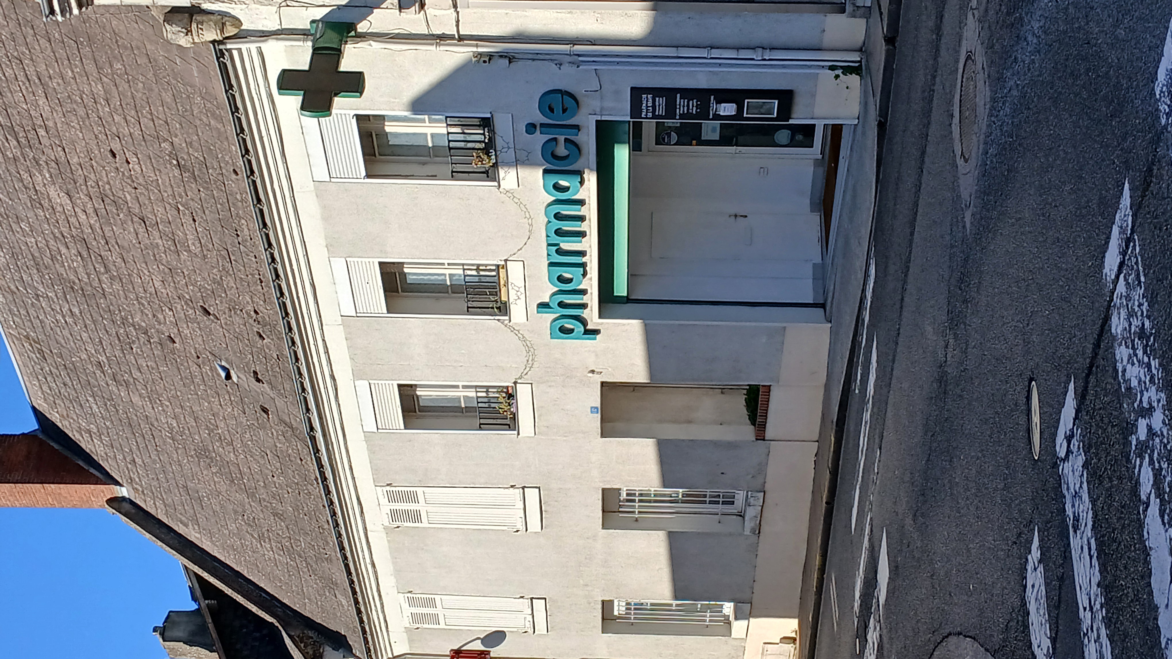 pharmacie rurale à Savigny sur Braye (41360) de 2000 habitants 
seule au village.
2 titulaires et 2 préparatrices.
clientèle agréable et fidèle sur un rayon de 3500 habitants.
          CA 1 350 000
         vente  400 000
avec énorme potentiel ( missions, téléconsultations,...)
et dans un cadre de travail inespéré ( tranquillité, sérénité, rentabilité,...)
située en  zone blanche (FRR) avec d'importantes exonérations 
fiscales.
village très dynamique  nombreuses associations sportives, culturelles.