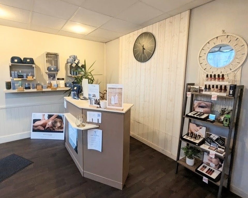 ENVIE DE QUITTER LE STRESS DES GRANDES VILLES POUR DEVENIR VOTRE PROPRE PATRON DANS UN CADRE DE VIE PRIVILEGIE ?

Situé à Gien (Loiret), charmante ville touristique et dynamique mondialement connue pour sa faïencerie et ses bords de Loire, je cède mon institut de beauté indépendant. Une opportunité rare, idéale pour une esthéticienne souhaitant s'installer à son compte ou un couple en reconversion professionnelle, à seulement 1h30 de Paris (accès direct par l'autoroute A77 ou par le train Gare de Bercy).

POURQUOI CET INSTITUT EST UNE OPPORTUNITE IDEALE :

-Rythme de vie privilégié (35H) : L'établissement est actuellement exploité sur une base de 35 heures par semaine. Vous reprenez une affaire saine et rentable, tout en conservant une vraie qualité de vie et du temps pour vous, loin des rythmes parisiens épuisants.

- Gestion saine et autonome : L'établissement est actuellement exploité sans employé. Vous reprenez une affaire à taille humaine, libre de toute charge de personnel, avec une clientèle fidèle, régulière et locale.

- Emplacement stratégique et stationnement privilégié : Situé hors de l'hypercentre, l'institut bénéficie d'un grand parking gratuit et facile d'accès juste devant la porte. Un atout majeur à Gien, où la clientèle fuit le centre-ville à cause des difficultés de stationnement. Ici, vos clientes se garent sans stress, ce qui booste la fréquentation.

- Zéro frais à prévoir & Loyer bas : Les locaux sont chaleureux et bien entretenus. Le loyer commercial est attractif pour la région 720€ ce qui vous garantit des charges fixes légères.

DESCRIPTION DES LOCAUX ET EQUIPEMENTS HAUT DE GAMME :

L'institut comprend un bel espace d'accueil/boutique lumineux et 4 cabines de soins spacieuses (fort potentiel de développement si vous souhaitez élargir les horaires ou vous associer) :
- 1 cabine équipée d'un SpaJet professionnel (idéal pour les soins du corps et la relaxation).
- 1 cabine équipée d'un solarium UV (aux normes en vigueur).
- 2 cabines polyvalentes pour les soins du visage, massages et épilations.
- 1 espace onglerie tout équipé.

Tout le matériel professionnel nécessaire à l'activité est inclus dans la vente. Aucune franchise : liberté totale de vos marques et tarifs.

LE PLUS POUR VOTRE INSTALLATION :
Habitant la région, je propose un accompagnement sur mesure lors de la reprise pour vous présenter la clientèle et vous assurer une transition sereine et réussie.

ELEMENTS FINANCIERS :
- CHIFFRE D'AFFAIRES : 65 000€ en moyenne (derniers bilans sur demande)
- PRIX DU FONDS DE COMMERCE : 34 900€

Saisissez l'opportunité de conjuguer réussite professionnelle et douceur de vivre au cœur du Loiret. Premier contact par mail ou téléphone pour échanger sur votre projet.