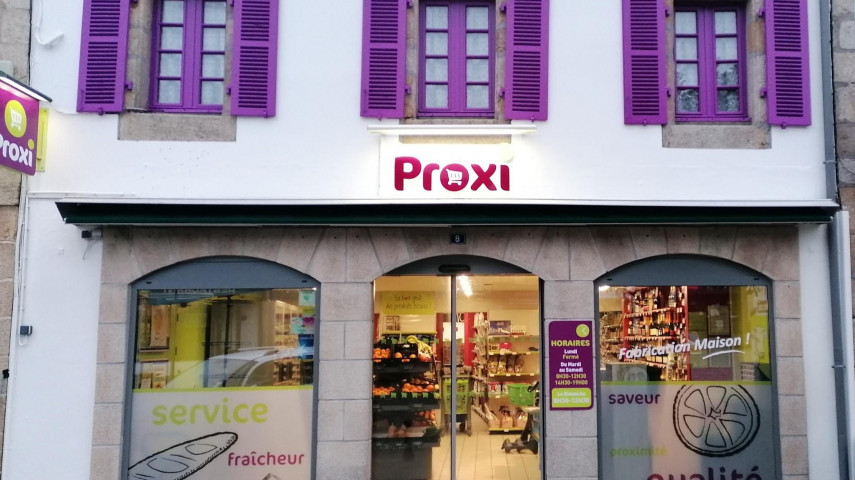 Située en plein cœur de Lanmeur, sur un axe routier important, cette supérette actuellement exploitée sous l'enseigne Proxi, bénéficie d’un emplacement commercial attractif, à proximité immédiate de nombreux commerces (boulangerie-pâtisserie, boucherie-traiteur, conserverie, boutique de chaussures & maroquinerie, bar-tabac, crêperie, coiffeur....) et des services (banques, agence postale, mairie, écoles,pôle médical), générant un flux régulier de clientèle locale et de passage.

Idéale pour un couple de repreneurs motivés, cette supérette offre de réelles perspectives de progression et présente une forte notoriété sur les rayons à services localement :

Boucherie à la coupe de qualité ;
Charcuterie & fromagerie à la coupe (services de commandes de plateaux en place) ;
Plats traiteurs artisanaux (disponibles à la vente en magasin et à la livraison/portage des repas traiteur à domicile). Repas traiteurs extérieurs.
Le local commercial, entièrement aménagé et accessible aux PMR, comporte :

Une surface de vente de 200m², avec portes automatiques et caméra de vidéosurveillance ;
Une réserve de 40m² et une autre réserve à l'étage de 40m2 (avec sanitaires et point d'eau), répartie entre surface de stockage et bureau.
Fonds de commerce : 130 000€ + stocks (estimés à environ 40 000€).
Murs commerciaux disponibles à la vente (170 000€) ou à la location