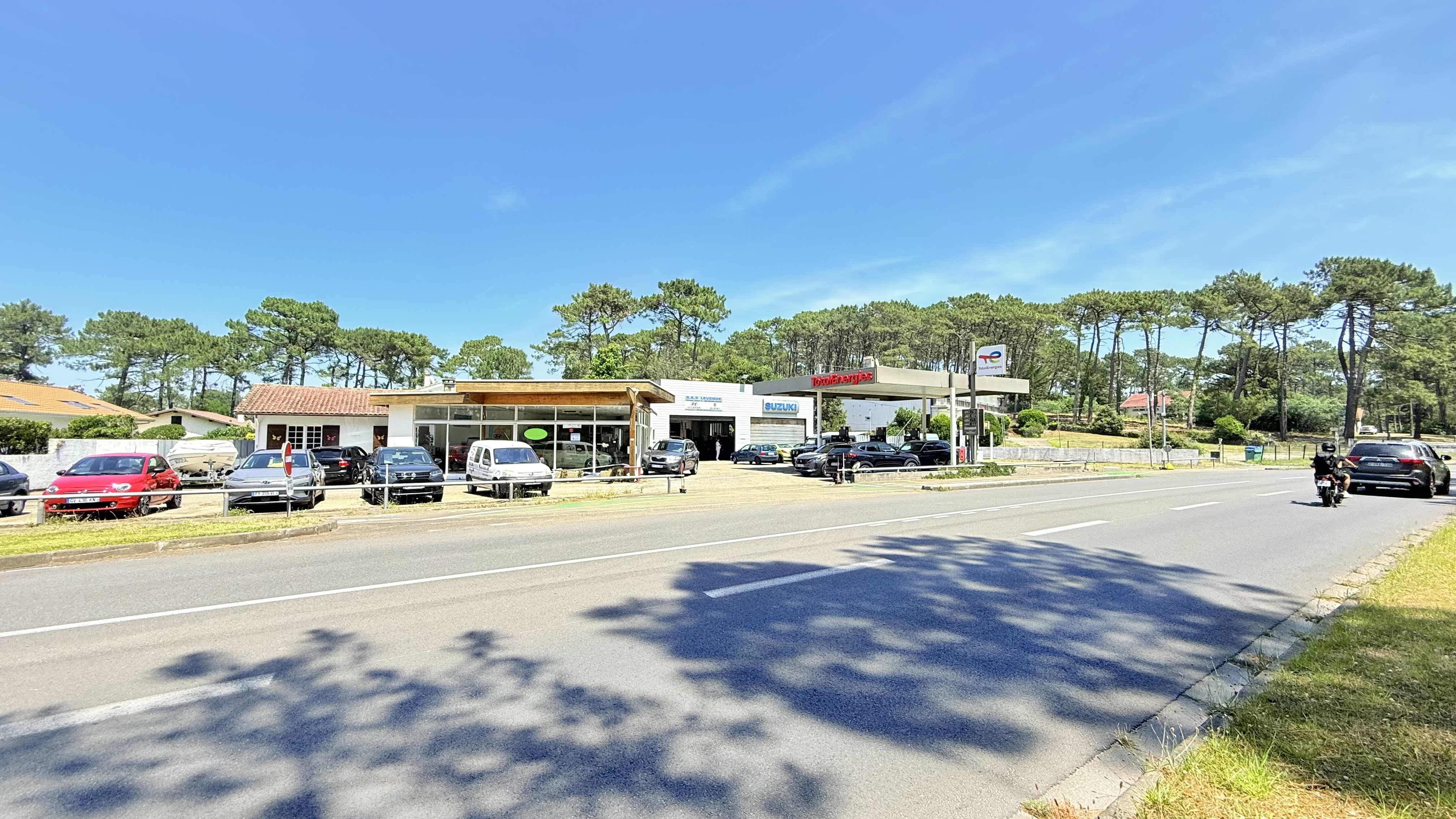 A  VENDRE GARAGE AUTOMOBILE FOND DE COMMERCE + STATION SERVICE TOTAL ENERGIES+MAISON HABITATION 
TERRAIN / 2200 M2
SITUE A L ENTREE DE BISCARROSSE PLAGE   DANS LES LANDES  A 1.2 DE LA PLAGE , 30 KMS ARCACHON ET 80 KMS DE BORDEAUX ET 90 KMS MONT DE MARSAN 
TELEPHONER POUR PLUS DE RENSEIGNEMENTS