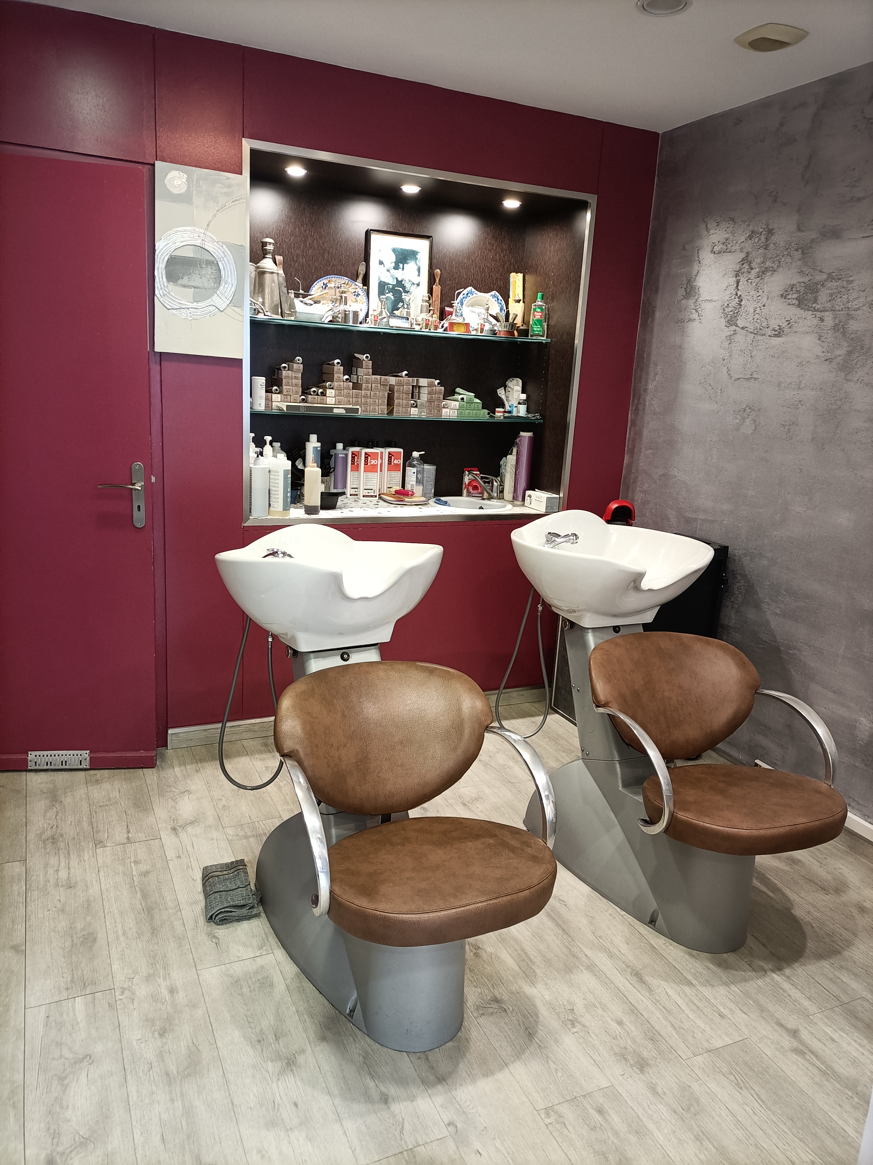 Salon coiffure mixte
Vente pour cause retraite urgent
Prix pouvant être négocié 
Je donne tous les meubles 
Ouvert depuis 1986
Clientèle fidèle 
Sans personnel 
Salon climatisé 
Chauffe eau électrique neuf
Loyer trimestriel 1415€
DPE effectué 
Quartier entrée de ville 21000 habitants
Stationnement facile 
Collège hôpital école primaire à proximité 
2 postes coiffage 
2 bacs
WC 
Un étage réserve 30m2