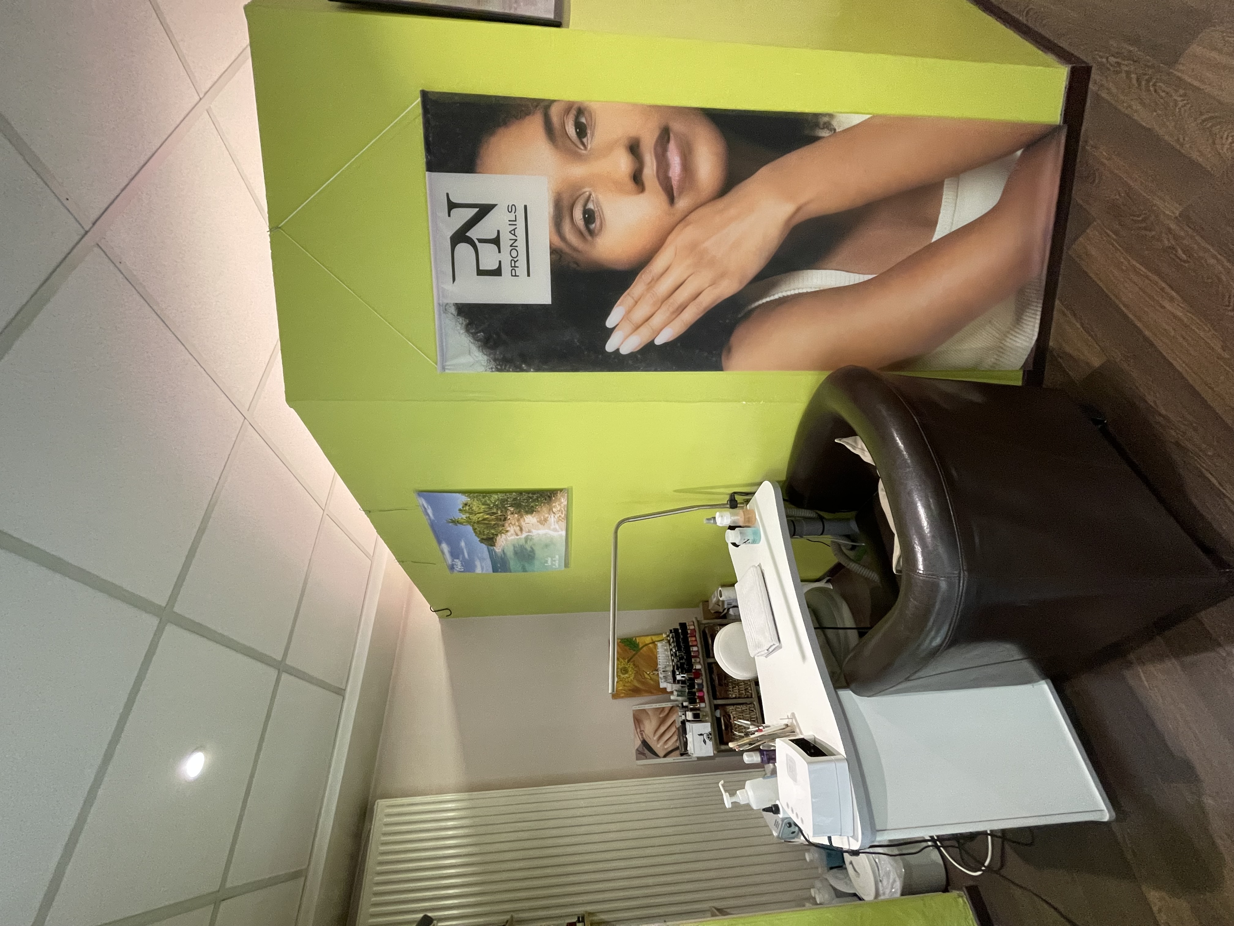 URGENT 
Cession fonds de commerce d’un institut de beauté (soins esthétiques, onglerie et vente de produits cosmétiques), exploité dans le centre ville à proximité de la place principale de Digne les Bains.
C’est le lieu idéal pour implanter votre activité. Parking à 2 min.
Le local est situé au rez-de-chaussée d’un immeuble et dispose d’une vitrine sur toute sa longueur.
Il offre une superficie d’environ 23 m2 et se compose d’un cabine de soins avec un point d’eau, d’un espace accueil, d’un espace onglerie, d’un coin réserve et un sanitaire. Rideau métallique motorisé.
Vente comprenant du matériel en très bon état et notamment une table de soins électrique.


Possibilité de céder seul le droit au bail.