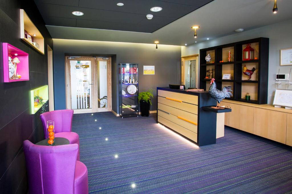 Vend fonds de commerce dans bel hôtel moderne du centre du village reconstruis à neuf il y a 10 ans.
12 chambres, une salle de restaurant avec terrasse, un salon, une salle de Petit-déjeuner/bar. Une grande cuisine pro avec office et cave.
Appartement privé idéal couple avec ou sans enfant.
Pas de travaux à prévoir.