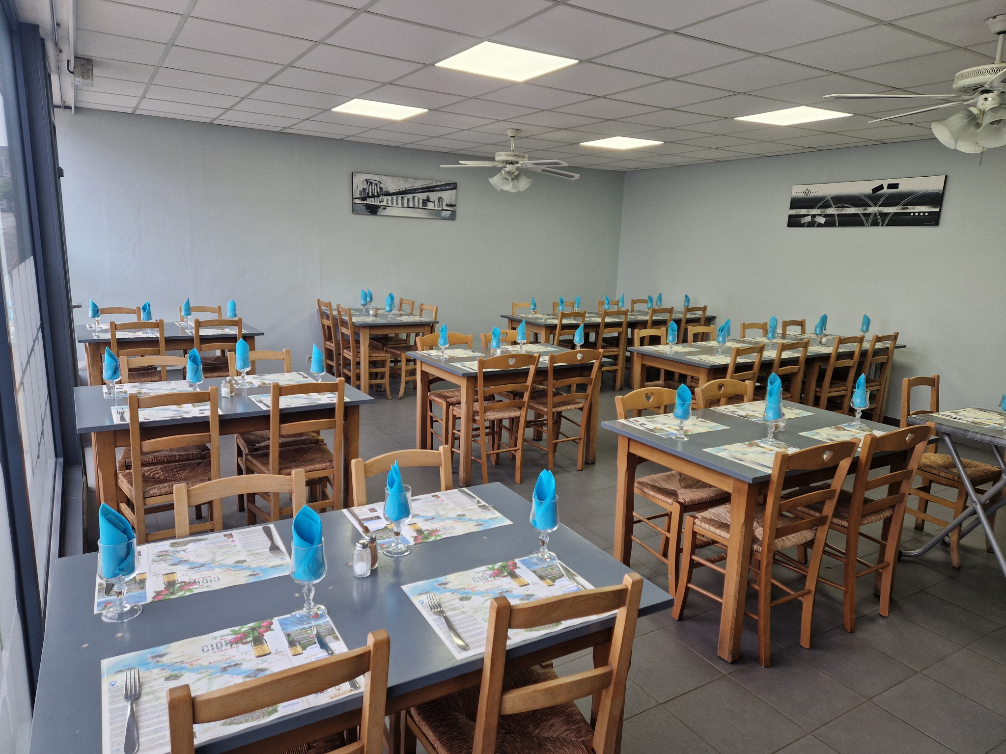 Dans une agréable commune de l'Ouest de l'Orne, vends fonds bar restaurant pizzas à emporter.
Belle salle de restaurant de 46 couverts + salle de bar + terrasse de 15 places.
L'établissement est ouvert en bar du Lundi au Samedi, restaurant ouvrier 5 midis par semaine et vente de pizzas à emporter 2 soirs par semaine.
Fermeture le dimanche et au moins 6 semaines par an pour congés.
EBER de 52 000 euros net pour un couple, après déduction des cotisations sociales personnelles.
Loyer mensuel de 616 euros.
Prix net vendeur de 85 000 euros + 7 % TTC (5,83 % HT) d'honoraires agence à la charge de l'acquéreur.
Les informations sur les risques auxquels ce bien est exposé sont disponibles sur le site Géorisques : georisques.gouv.fr.
Contact : Agence MOHAN TRANSACTIONS - RCS RENNES 810 806 661 - Carte professionnelle CPI 2201 2018 000 030 018 - Tel : 07 86 64 18 04 - Mail : mohantransactions@yahoo.com