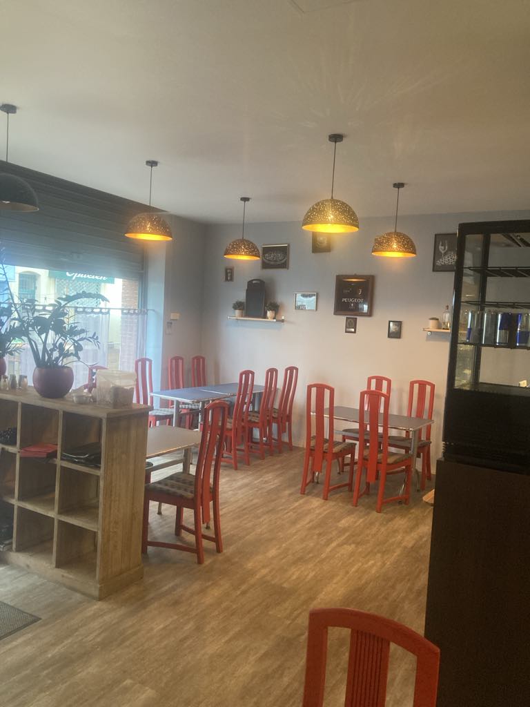 Vente de fond de commerce de ma pizzeria / restaurant situé en plein centre ville de carbonne (31390) , rue commerçante .

Nombre de couverts intérieur : 26 
Terrasse extérieur

Licence 3 et licence grande restauration

Restaurant de 80metres carrées + réserve de 15metres carrées

Loyer mensuel de 864.63 euros

Ouvert seulement 5 soirs par semaine , ma pizzeria n’est jamais ouverte le midi. 
Potentiel énorme en augmentant les horaires d’ouverture notamment les midis .

Chiffre d’affaire de l’exercice 2023 / 2024 : 225 231 euros .