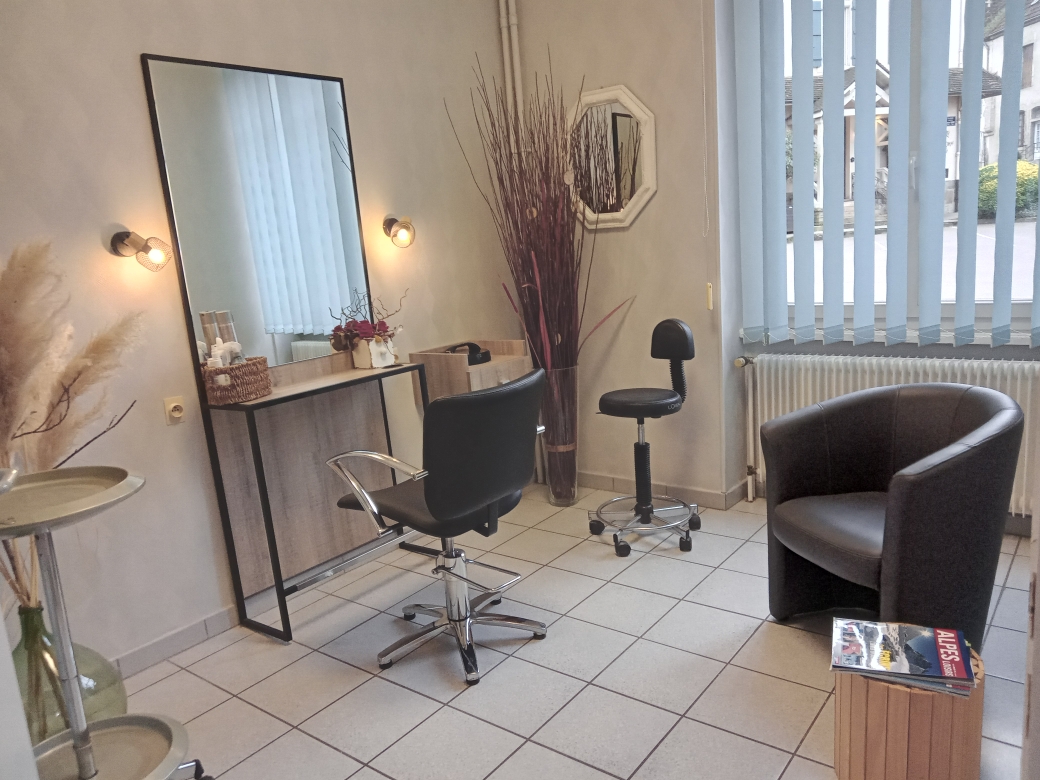Vends cause retraite, fonds de salon de coiffure mixte situé à Arnay-Duc (21230).
Belle visibilité.
Tenu depuis 28 ans avec clientèle fidèle.
Belle surface, mobilier en état.
Loyer modéré.
Une salariée 32h/sem.
Possibilité de développer.
Affaire à saisir
