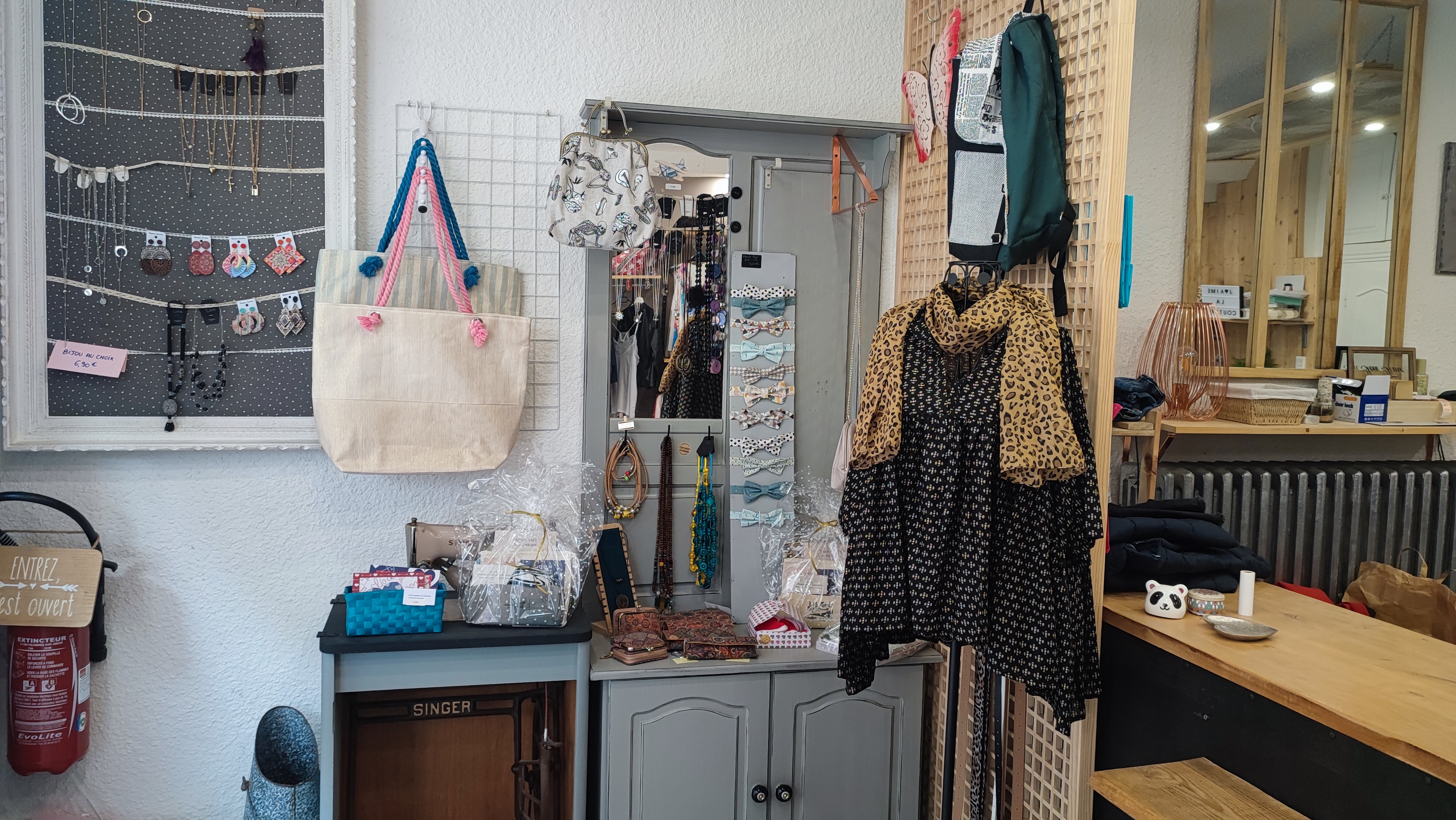 📍 Opportunité à Beaumont : 
Boutique-Atelier Couture & Mode – Clé en main
Reprenez une activité clé en main : un outil de travail complet, un stock de départ et des conditions d'installation uniques.
Pour cause de changement de projet professionnel, je cède mon fond de commerce (retouches, création et prêt-à-porter) installé avec succès depuis 5 ans. C’est l’occasion idéale pour s'installer sereinement avec une clientèle fidèle et un matériel professionnel déjà opérationnel.

💎 Une offre "Tout Inclus" : Aucun frais d'équipement à prévoir
L'acquéreur reprend l'intégralité de l'exploitation pour une activité immédiate dès le premier jour :
Équipement Professionnel : Parc de machines complet (industrielle et surjeteuse), matériel de coupe, mercerie complète (boutons, fils, fermetures, accessoires).
Stock de vente inclus : Prêt-à-porter actuel, maroquinerie, bijoux et tissus.
Agencement total : Mobilier d’exposition, comptoir, cabine d'essayage et décoration saisonnière.
Fichier clients : Notoriété établie avec une excellente réputation locale.

🎁 Avantages Exceptionnels (Offre limitée)
Pour favoriser une transmission fluide et rapide, je propose un pack de bienvenue exclusif :
3 MOIS DE LOYER OFFERTS : Étant propriétaire des murs, j'offre les 3 premiers mois de loyer à l'acquéreur pour un lancement sans pression financière.
SUBVENTION MAIRIE : Une aide à l'installation de 1 500 € est disponible auprès de la municipalité pour les nouveaux commerçants.
ACCOMPAGNEMENT : Je propose une période de passation pour vous introduire auprès de la clientèle et vous présenter l'outil de travail.

📍 Localisation & Charges maîtrisées
Surface : 35 m² lumineux avec vitrine, cave et sanitaires.
Loyer très attractif : 360 € / mois (Bail commercial).
Taxe foncière : 360 € / an.
Accès : Stationnement "arrêt minute" devant la porte et parkings gratuits à 20 mètres.

⚠️ Conditions de la cession
Prix global (Matériel + Stock + Clientèle) : 12 500 € (Négociable)
IMPORTANT : L'intégralité de ces avantages (loyers offerts, stock et matériel inclus) est liée à un calendrier de transmission précis. Cette offre est valable pour une signature actée avant le 15 juin. Passée cette date, les conditions de mise à disposition du local et du matériel seront modifiées.

Premier contact par mail.