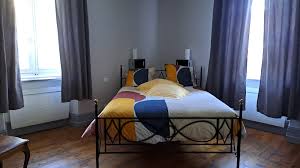 Opportunité Exceptionnelle et rare : Chambres d'Hôtes de Charme au Cœur d'une Cité Médiévale UNESCO dans les Pyrénées orientales.
Saisissez une opportunité rare d'acquérir une magnifique propriété de chambres d'hôtes nichée dans les remparts d'une cité médiévale fortifiée par Vauban, classée au patrimoine mondial de l'UNESCO. Cette superbe bâtisse en pierre, entièrement rénovée avec goût, allie élégance, raffinement et histoire pour offrir une expérience unique à ses visiteurs.
Un Bien d'Exception Sans Travaux à Prévoir
D'une superficie de 300 m² répartis sur quatre niveaux (R+3) et bénéficiant d'une exposition plein sud, cette propriété comprend :
•	Quatre chambres d'hôtes de charme prêtes à accueillir vos futurs clients.
•	Une salle de petits déjeuners conviviale.
•	Un logement de fonction spacieux.
Au total, le bien offre 7 à 8 pièces, toutes décorées avec soin où l'histoire des lieux se mêle harmonieusement au confort moderne. Aucuns travaux n'est à prévoir : la toiture est en excellent état et toutes les fenêtres sont en doubles vitrages.
Emplacement Stratégique et Rentabilité Avérée
Idéalement située à l'entrée principale de la cité, la propriété bénéficie d'un emplacement de premier choix sur un axe routier très fréquenté, reliant la mer et la montagne. Elle se trouve à seulement 1 heure de Perpignan et 1 heure de l'Andorre, garantissant un flux constant de visiteurs.
Avec un prix moyen par chambre de 110€, cette activité de chambres d'hôtes présente une rentabilité avérée.
Prix de Cession
L'ensemble des murs et du fonds de commerce est proposé au prix de 360 000€.
https://anciennepostedelacite.com/photos/