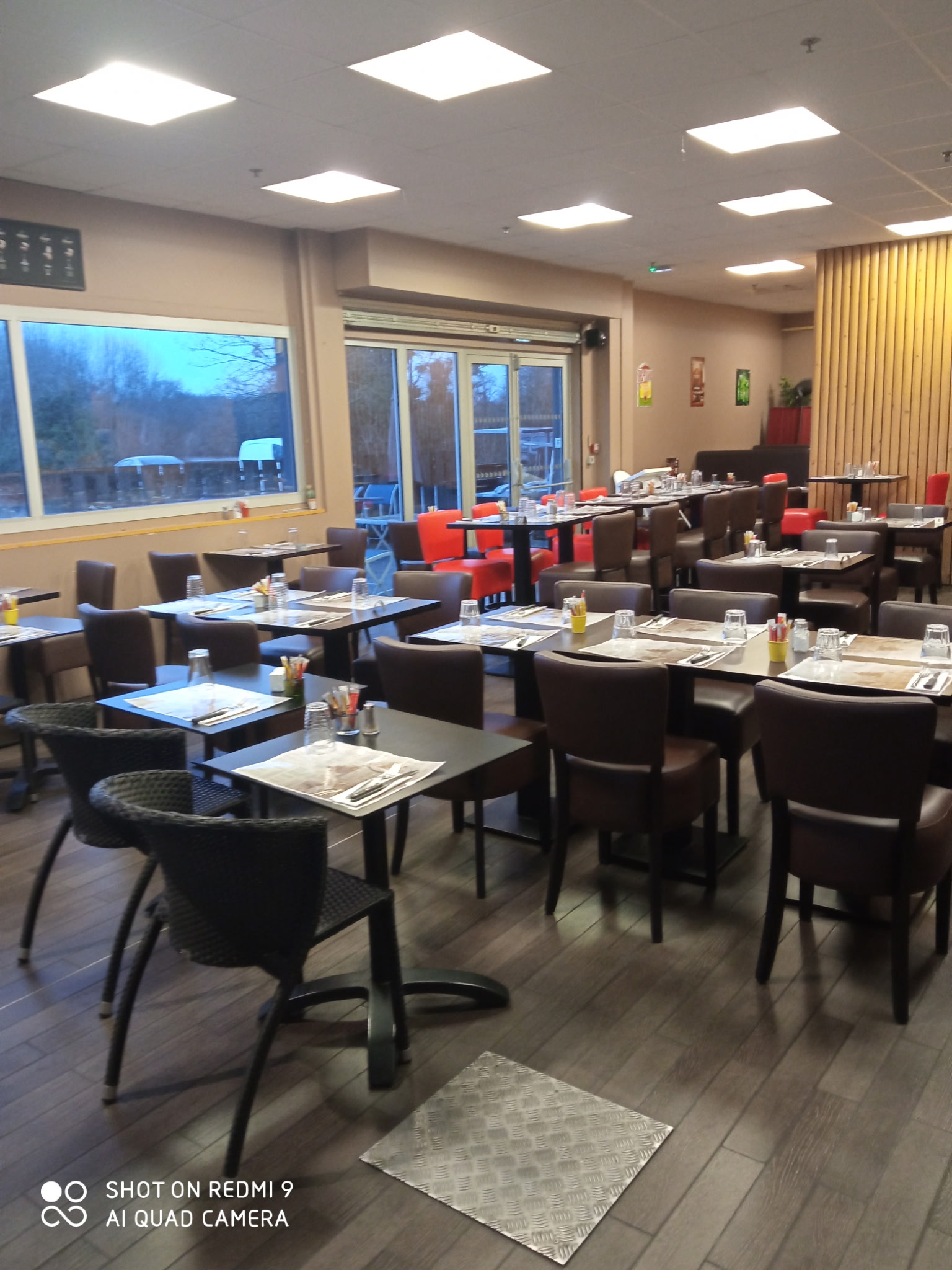 Vente fonds de commerce brasserie située dans galerie commerciale Centre Leclerc.( cause départ retraite)
Brasserie ouverte de 8 h 30 à 18 h 30 du lundi au samedi ( bar ) avec restauration de 12 h à 14 h uniquement.( 40 à 50 couverts de moyenne et possibilité d'ouverture le soir).
CA annuel 250 000 € HT 
salle de bar 30 personnes
salle de restaurant 60 personnes
terrasse 40 personnes
actuellement 2 CDI à 35 h semaine.