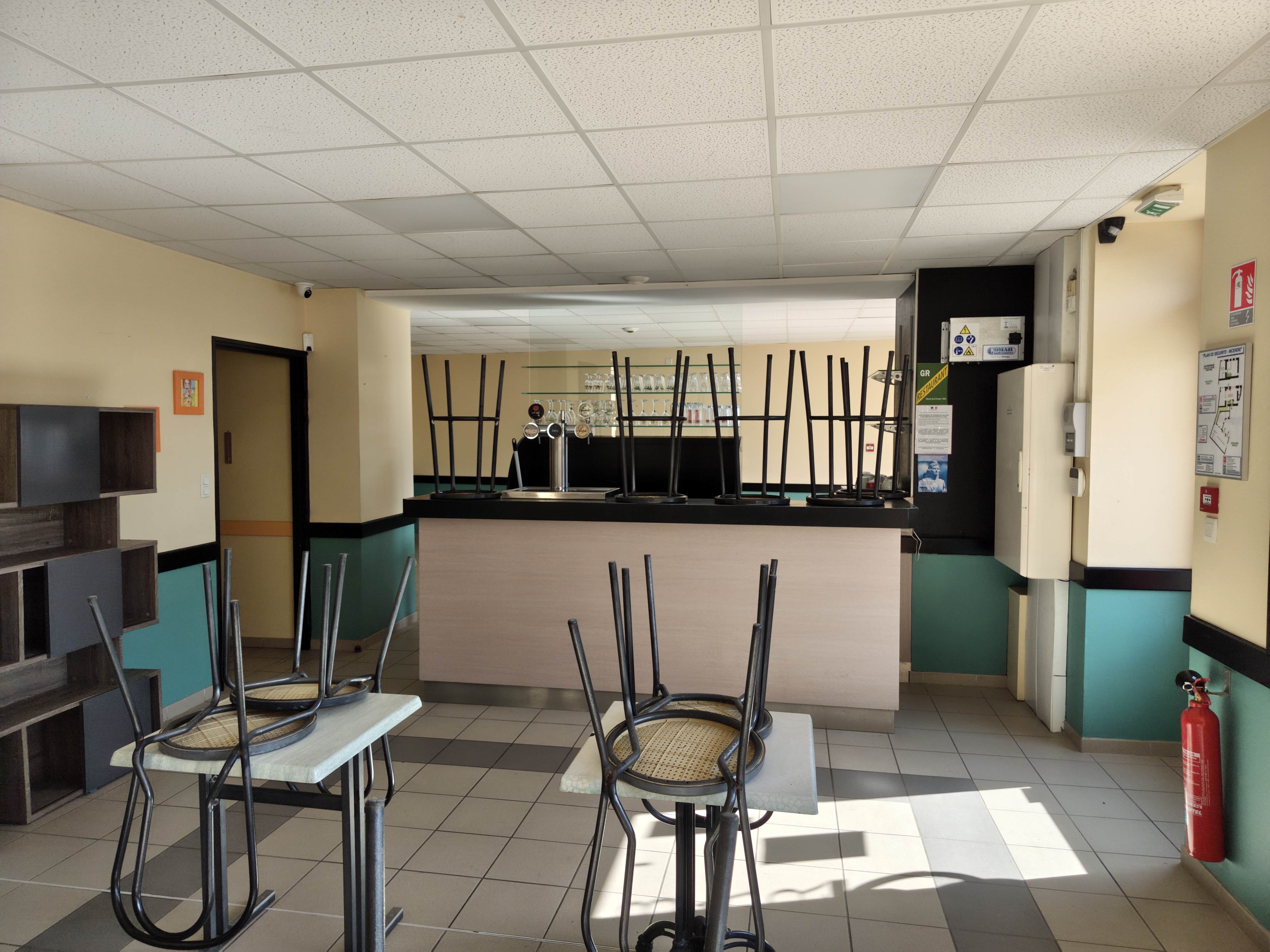 À REPRENDRE – RESTAURANT AU CŒUR DU VILLAGE DE CHENU (72)

La commune de Chenu, village dynamique de 430 habitants, recherche un(e) restaurateur(trice) pour la reprise de son restaurant communal idéalement situé au cœur du bourg.

Établissement prêt à exploiter :
🍽️ Salle de restauration de 40 à 60 couverts
👨‍🍳 Cuisine équipée
🔥 Chauffage au sol pour un confort optimal
🏡 Cadre rural agréable avec une clientèle locale et de passage

Conditions attractives :
💶 Loyer : 350 € HT / mois

Cette opportunité s’adresse à un professionnel souhaitant développer une activité de restauration dans un environnement convivial, avec un fort potentiel de proximité et un accompagnement de la commune.

📞 Renseignements et candidatures auprès de la mairie de Chenu 02.43.46.00.56