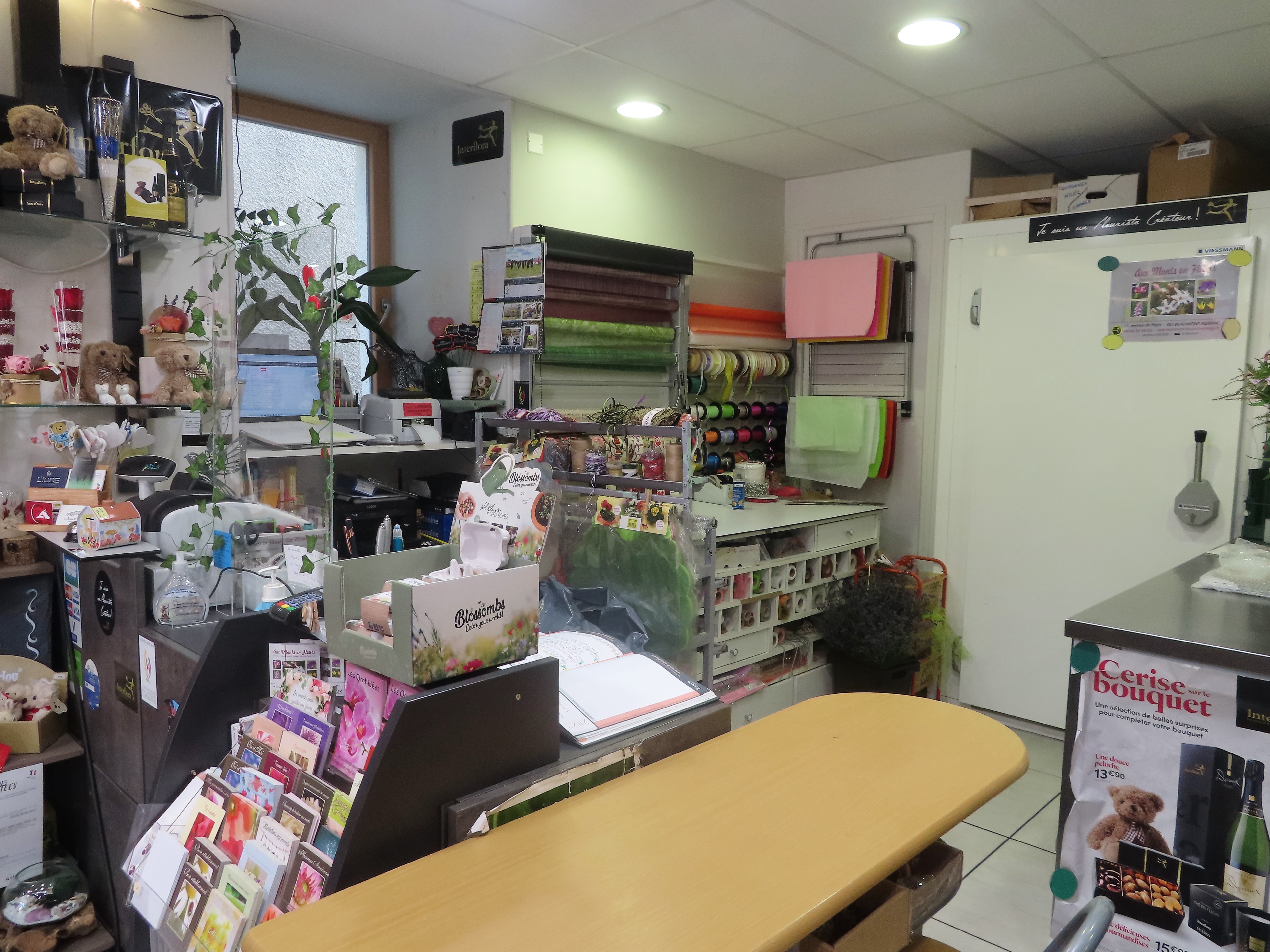 A céder, boutique fleuriste située au cœur d’un village Étape de Lozère, desservi par l’autoroute A75 reliant Clermont-Ferrand à Montpellier. Emplacement privilégié en centre-bourg avec stationnement à proximité. 
 
L’entreprise propose des fleurs coupées, plantes d’intérieur et d’extérieur, accessoires décoratifs et articles funéraires. Elle assure un service de livraison de fleurs et organise des ateliers d’art floral auprès de particuliers. Clientèle fidélisée de particuliers et d’entreprises.
L’entreprise est également adhérente Interflora.
 
Le local dispose d’une surface totale de 80 m² composée d’un atelier de préparation et d’un espace de vente avec chambre climatique (60 m²) et réserve (20m²).
Reprise idéale pour une personne seule (avec renfort ponctuel selon les périodes de l’année). Activité dotée d’un potentiel de développement.