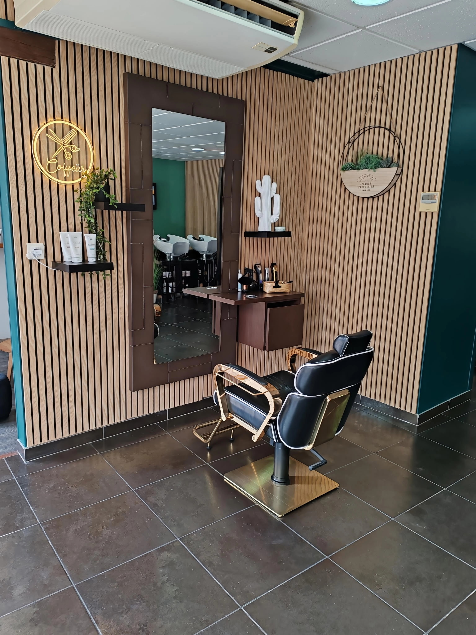 Vent fond de salon de coiffure de 90 m². Bon chiffre d'affaire avec équipe en place, une manager, une employée, une apprentie clientèle fidèle. Bon emplacement Possibilité d'achat des murs avec appartement de 90 m² à l'étage. Avec bonne rentabilité sur l'ensemble