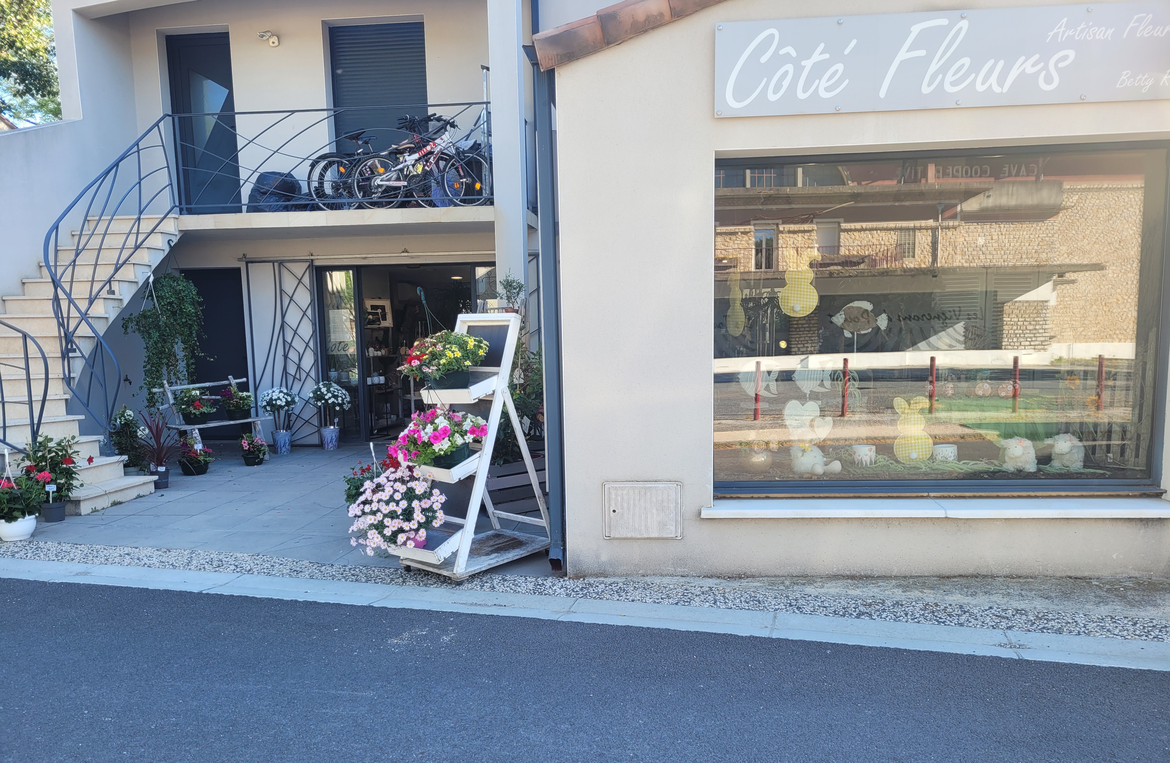 Fond de commerce fleuriste.
Surface de vente + atelier 96m2 
Climatisation réversible 
Porte automatique 
Chambre froide 
Extérieur + pièce de stockage 42m2 
Zone bleue devant la boutique
Installé depuis 30 ans
Aucun travaux à prévoir.