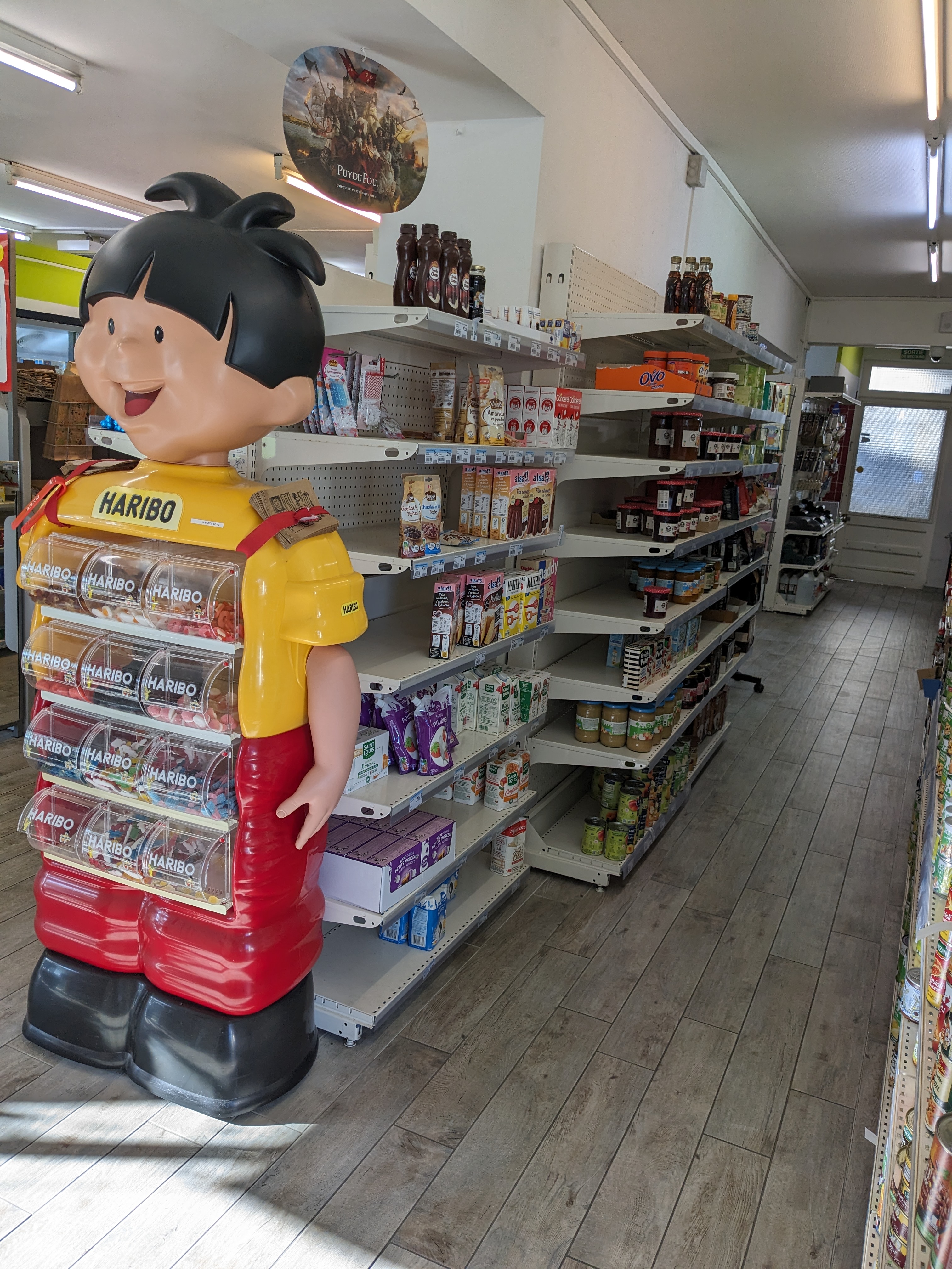 SUPÉRETTE - RAYON BOUCHERIE - Multi activités Au sein d'une petite commune rurale avec petite saisonnalité Idéal pour couple local de plain-pied avec climatisation réversible Equipements et matériel récents LES PLUS: - sans salarié - sans travaux - LOYER MODERE - BAIL NEUF
Fonds de commerce
Chiffre d'affaires (HT) : 295 500 €
Brut d’exploitation (EBE) : 54 300 €