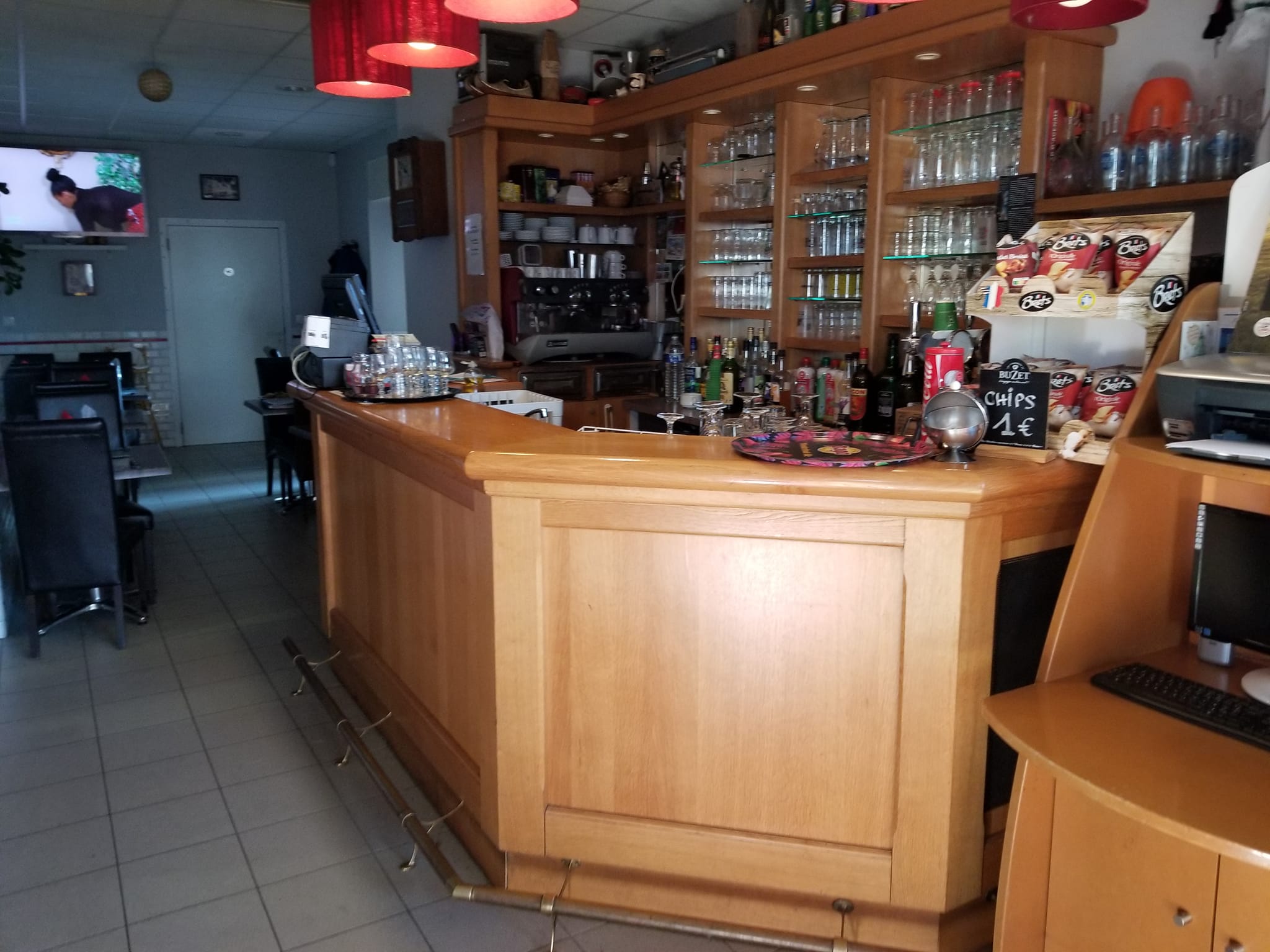 « Lou Botchicot » situé au cœur de la Bastide, sous les cornières de Monclar d'Agenais (47380) dans le Lot-et-Garonne.
Affaire tenue depuis 3 générations connue sur zone et au-delà, avec potentiel de développement, aucun salarié à reprendre.

A Vendre ce Fonds de commerce (locaux professionnels : 214 m²) qui combine plusieurs activités complémentaires :  
*  Le MULTI-SERVICES : épicerie (fruits et légumes) sans aucune franchise ni affiliation.
Vous pourrez aussi y trouver un dépôt de pain, viennoiseries, sandwichs, la presse et les journaux locaux, un dépôt de gaz, revendeur de tabac,  
boucherie, charcuterie, rayon traiteur…

 * BAR __ BRASSERIE : 
Salle de restaurant 15 couverts, possibilité jusqu'à 100 personnes en terrasse sous des Cornières privées.

Ce fonds de commerce est aussi composé : 
-d’un laboratoire boucherie/charcuterie équipé (cellule de refroidissement, hachoir réfrigéré, machine sous-vide, un Vario cuve 100 l, poussoir hydraulique, mélangeur…),
-d’une cuisine/traiteur toute équipée (2 fours, piano gaz, grandes tables de travail, une marmite…),
-de 3 chambres froides frigorifiques,
-de pièces de stockage, local vestiaire, etc…

Exploitable immédiatement, fonctionnel, tout équipé.

Rénovation complète en 2011. 

Aucun droit de place à payer. 


* PRIX des Loyers : (à définir)   €
* PRIX du fonds de commerce : 80 000 € HT
+ stock
+ vente des murs possible avec logement au-dessus du commerce.


Une belle opportunité pour un couple ; Si vous êtes prêt pour venir me remplacer car l'heure de ma Retraite est arrivée merci de me contacter par email : sergedelpech@outlook.com

𝓒𝓾𝓻𝓲𝓮𝓾𝔁 𝓮𝓽 𝓷𝓮𝓰𝓸𝓬𝓲𝓪𝓽𝓮𝓾𝓻𝓼 𝓮𝓷 𝓱𝓮𝓻𝓫𝓮 𝓼'𝓪𝓫𝓼𝓽𝓮𝓷𝓲𝓻 !

Village avec école maternelle, pharmacie, la poste, une Banque, UNA, coiffeuse, institut de beauté, cabinet d’infirmiers, négociant agricole, Etablissement d’accueil pour adultes handicapés,. . . 


http://brasserie-boucherie-delpech.fr/