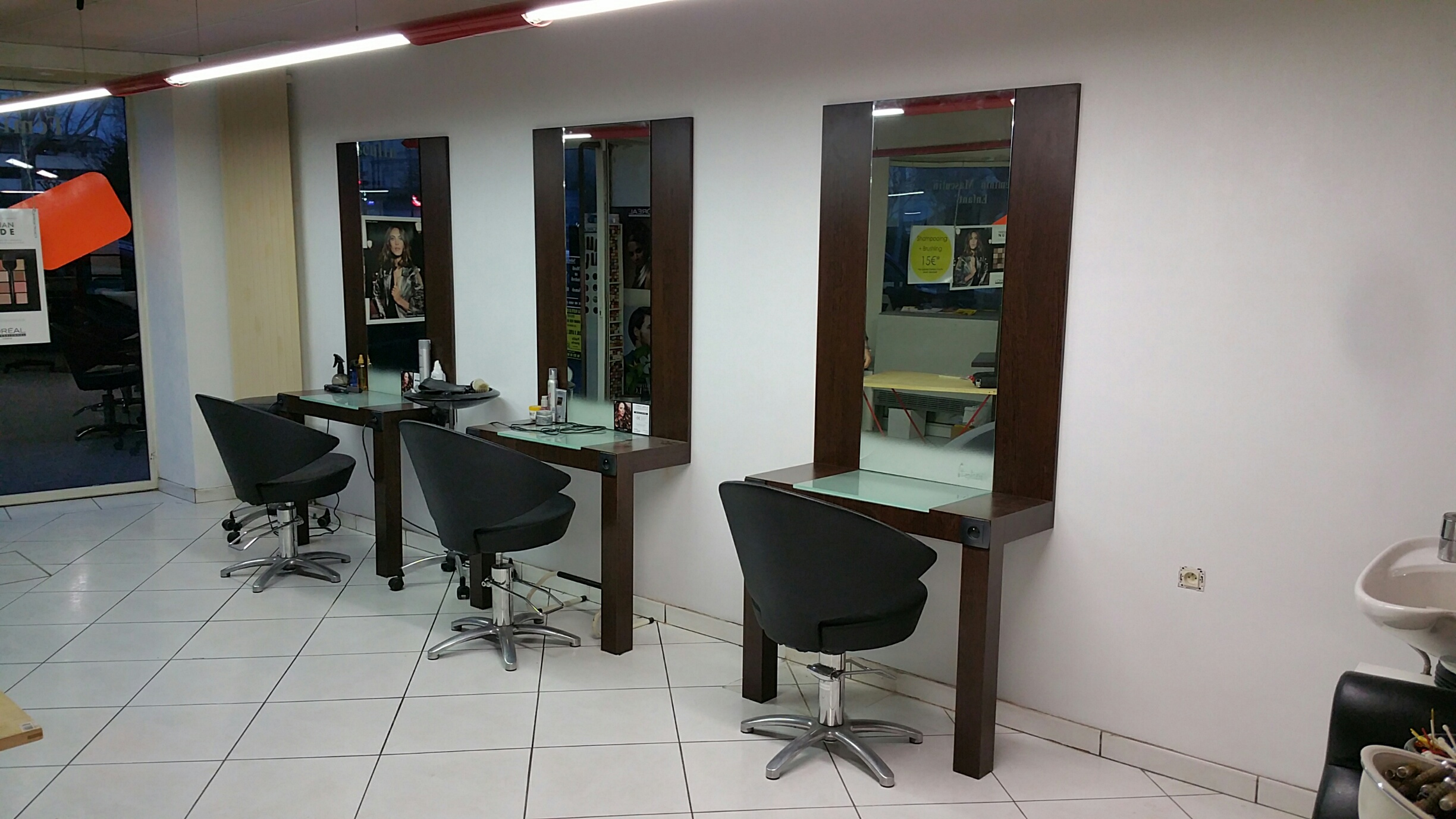 Vend fonds de commerce: salon de coiffure mixte.

Découvrez ce salon de 80m² env. de surface de vente auquel s’ajoute 30m² de réserve incluant sanitaire et local technique. 

Possible développement d'activités secondaires comme esthétique, onglerie, livraison colis, etc

.Bon emplacement commercial: tous commerces à proximité et parkings.
.Salon opérationnel et entretenu: 3 places bac et 5 places coiffages.
.Une personne active en place 
.Propriétaire flexible sur les modalités 
.Aucuns frais supplémentaires pour le Preneur: aucuns frais d’agence, aucuns honoraires, ni de frais de copropriété ni de frais de rédaction de bail.
.Motif cession: autres activités professionnelles en parallèle.
.Loyer: 1200€ mensuel. Bail neuf 3, 6, 9 ans.

.Idéal pour deux associés coiffeurs.

.Prix de vente: faire offre. Pas sérieux, s’abstenir. 

Je reste à votre disposition par messagerie, puis par téléphone.