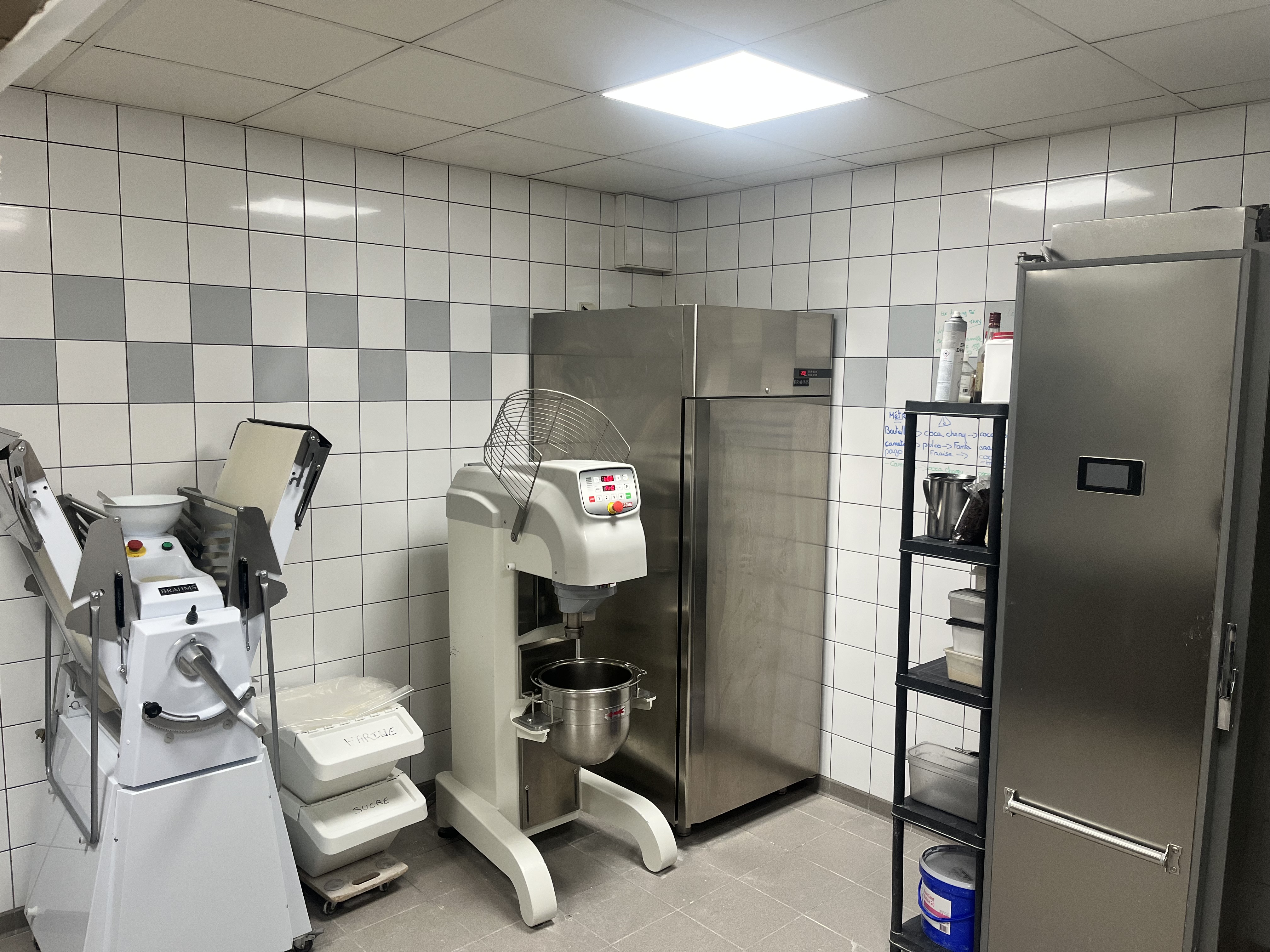 À vendre boulangerie de village avec activité pâtisserie et snacking, située sur la commune de La Verdière, dans le département du Var, en région Provence-Alpes-Côte d’Azur.
·        Chiffre d’affaires : 230 000 €
·        Prix de vente : 150 000 € (négociation possible dans la limite du raisonnable)
·        Loyer : 770 € / mois
·        Matériel de fabrication et de vente : récent et en excellent état, aucun frais à prévoir
Commerce idéalement situé dans un village très dynamique, agréable à vivre, avec tous les commerces à proximité (tabac, restaurant, boucherie). Parking à proximité de la boulangerie.
Nombreuses possibilités de développement
Vente pour raison familiale.