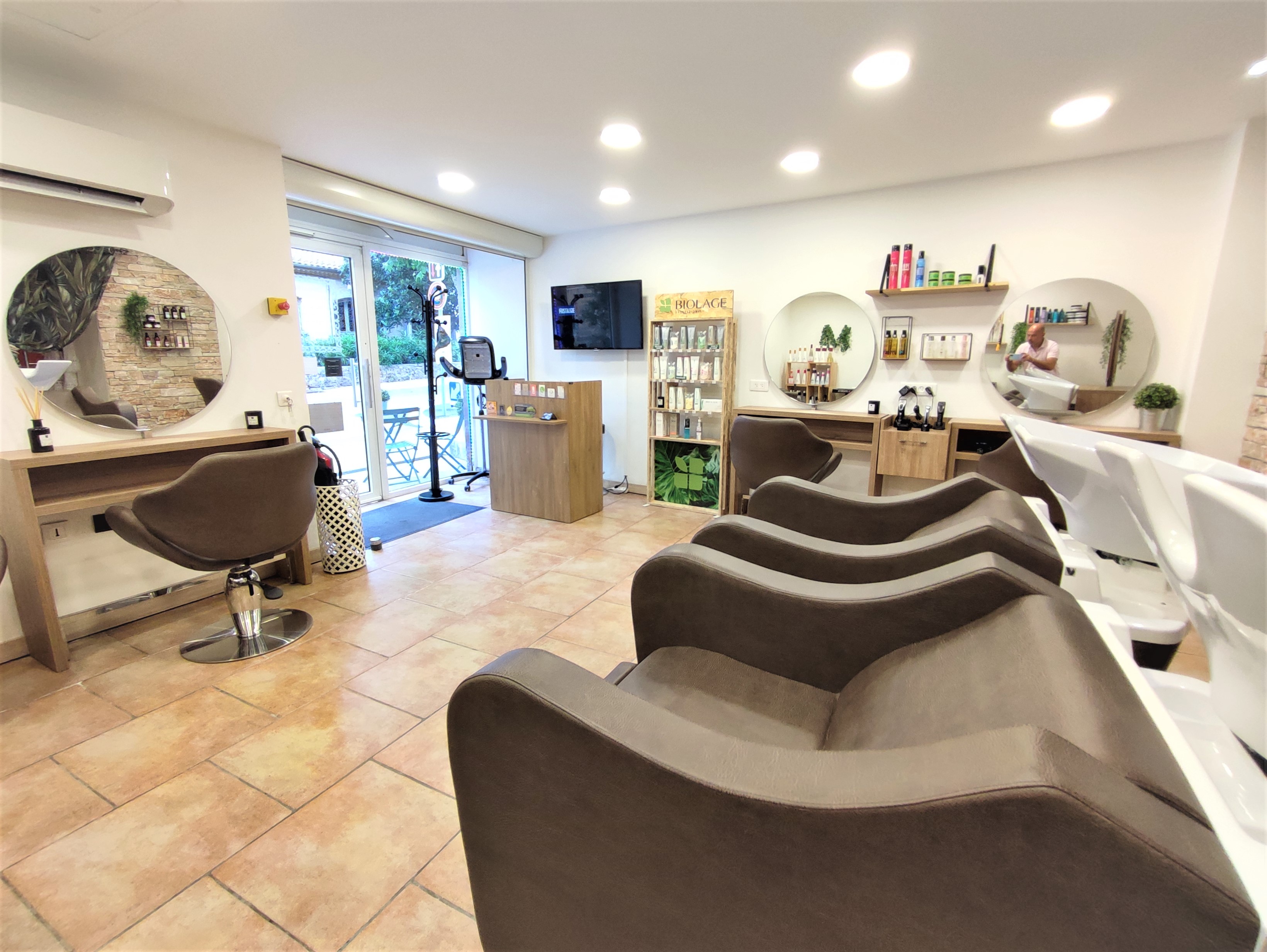 Fond de commerce : 
Dans village centre var proche autoroute et en centre ville, beau local de 60M2 environ (salle et arrière salle)  avec Loyer de 605 E , Bail 3/6/9, tous commerces sauf restauration.
Actuellement salon de coiffure avec 5 postes de coupe et 2 de lavage, le matériel d'exploitation est en excellent état,