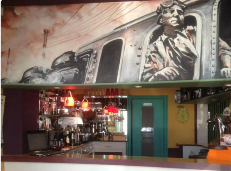 🌟 **À Vendre – Hôtel Restaurant Bar face à la Gare de Vire** 🌟

Depuis plus de 50 ans, cet hôtel-restaurant-bar fait battre le cœur du quartier de la gare de Vire. Des générations de voyageurs venus de Paris-Montparnasse y ont trouvé un repas de cuisine traditionnelle , un lit confortable et un accueil chaleureux. Les murs de cette maison résonnent encore des histoires de passage, de retrouvailles et d’aventures partagées.

Aujourd’hui, après 18 années aux commandes, les propriétaires s’apprêtent à tourner la page pour profiter d’une retraite bien méritée. Mais avant de refermer ce chapitre, ils souhaitent transmettre le flambeau à de nouveaux passionnés, prêts à écrire la suite de cette belle histoire.

✨ L’établissement, idéalement situé face à la gare, offre :

17 chambres confortables, dont 3 familiales pour accueillir toutes les clientèles,
* Une cuisine équipée,
* Un bar convivial et une salle de restauration,
* Une équipe fidèle (une cuisinière en poste depuis 9 ans et une employée de ménage).

💡 C’est une affaire vivante, qui attend simplement d’être réinventée. Développer le tourisme, innover dans l’accueil, imaginer de nouvelles expériences… tout est possible pour celui ou celle qui prendra les rênes.

👉 **Un prix attractif : 185 000 €
👉 **Un loyer raisonnable : 1 300 € / mois
👉 **Bilans disponibles sur demande

Et pour vous accompagner dans ce projet, Sandrine Nonclercq, manager commerce à l’Intercom de la Vire au Noireau, est à vos côtés pour faciliter vos démarches et vous orienter vers les aides financières disponibles.

📞 Contact : 07 87 98 07 82
📧 [snonclercq@vireaunoireau.fr]

Alors, êtes-vous prêt à reprendre le flambeau et à faire rayonner cet hôtel-restaurant-bar qui n’attend que vous ?