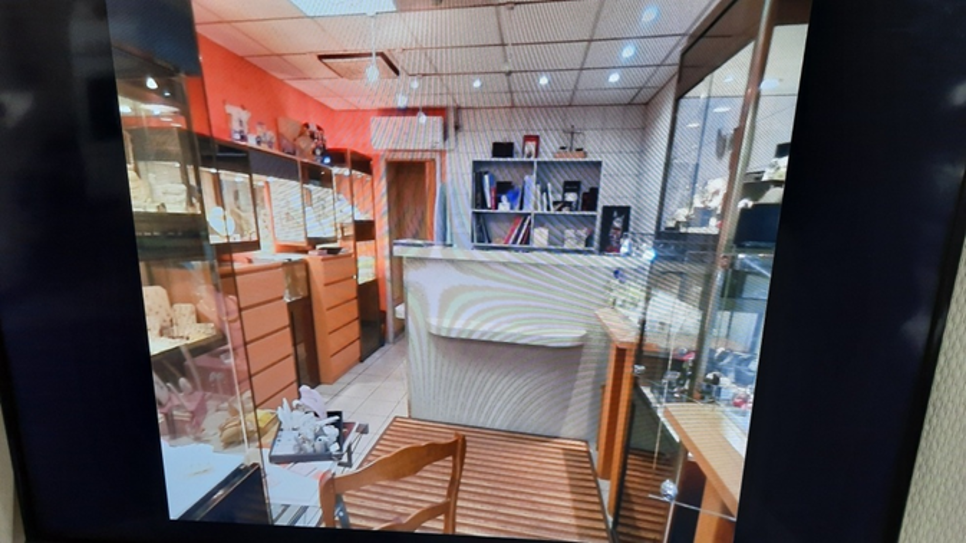 Établissement de référence, établi depuis plus de 20 ans à Montargis. Il bénéficie pleinement de la dynamique de la ville et de son centre-ville animé et commerçant. La situation géographique de Montargis constitue un véritable atout, à proximité des grands axes et facilement accessible depuis Paris. La ville s’appuie sur un tissu économique actif, favorable au développement des activités.
La bijouterie propose la vente, la réparation et la création de bijoux, ainsi que l’achat d’or.
Le local est parfaitement sécurisé et équipé pour l’activité : 
•	Surface commerciale de 35 m², 
•	Atelier de 25 m², 
•	Coffre-fort scellé,
•	Sas de sécurité, 
•	Vitrines blindées, 
•	Caméras et alarmes 
•	3,5 mètres linéaires de vitrine offrant une belle visibilité. 
Le matériel de création et de réparation, en parfait état de fonctionnement, est inclus dans le fonds de commerce.
Bail commercial 3/6/9 en cours jusqu’en 2030 : loyer de 873 € par mois.
Aucun salarié à reprendre.
Chiffre d’affaires :   330 000€. 
Fort potentiel de développement grâce à un site internet déjà en place, à un positionnement plus affirmé sur les réseaux sociaux et au renforcement de l’activité d’achat-vente de bijoux neufs et de seconde main.
Prix du fonds : 70 000 € – hors stock.