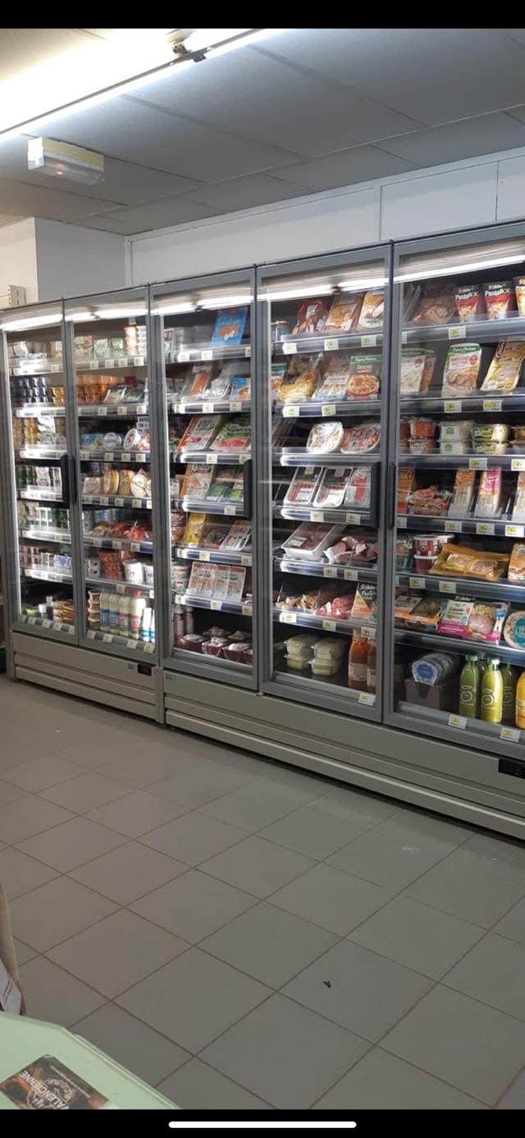 À vendre : commerce multiservices de 150 m² entièrement rénové, situé dans un village classé et étape majeure du chemin de Saint-Jacques-de-Compostelle. Le passage quotidien de nombreux pèlerins, randonneurs et touristes assure un flux constant et une activité soutenue toute l’année en plus de la clientèle locale , situé sur un axe passant avec places de parking.

🔹 Affaire extrêmement rentable : EBE de 118 000 €
🔹 Prix de vente : 250 000 € — rendement rare sur le marché


Activités : épicerie, tabac, presse, FDJ, cave à vin, point chaud/pain, boissons à emporter, snacking, souvenirs (fort potentiel pèlerins et touristes ).

Le village dispose d’un environnement commercial complet : plusieurs restaurants, un bar, une pharmacie,  etc ... , renforçant l’attractivité du secteur et la consommation locale.

 Très belle performance économique, idéale pour un couple recherchant une activité solide, stable et immédiatement rentable.

Un potentiel de croissance réel :

-Développer les produits régionaux
-Élargir l’offre souvenirs et articles pour pèlerins
-Renforcer le point chaud / traiteur
-Ajouter des services pratiques pour les randonneurs (kits, snacking énergétique, recharge mobile…)

Équipement complet et récent : chambres froides, vitrines, frigos boissons, clim neuve, alarme, vidéosurveillance, porte blindée.
Aucun investissement n’est nécessaire : tout le matériel est moderne, opérationnel et parfaitement entretenu.