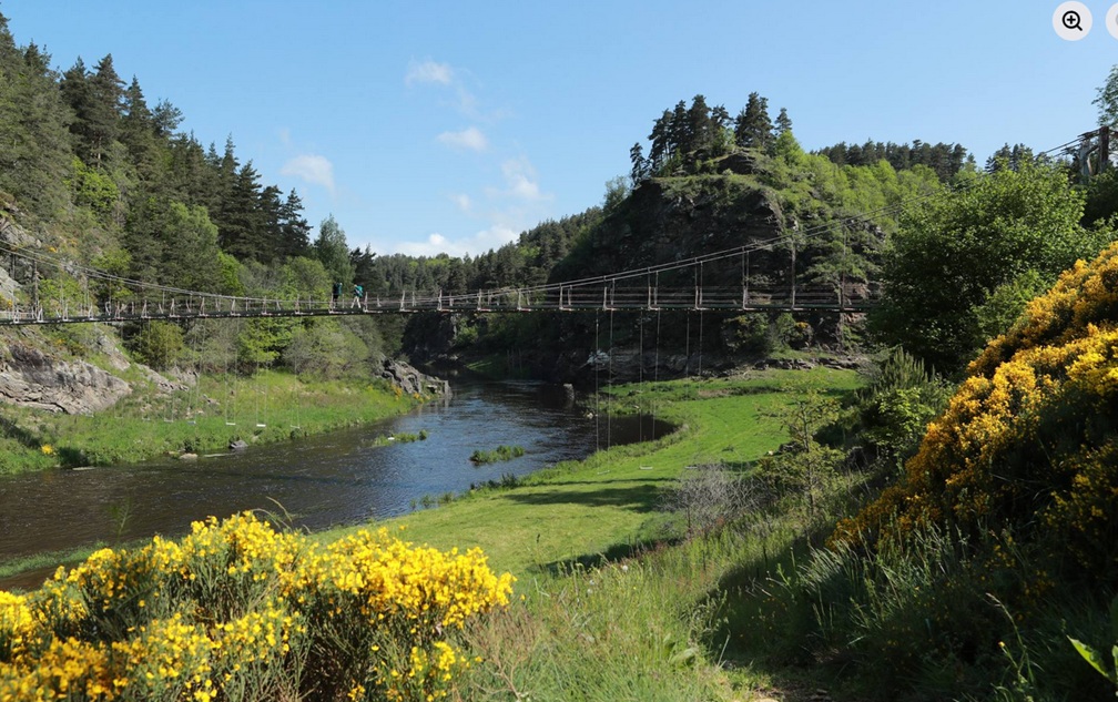 La commune de Chaliers dans le Cantal, entre Saint-Flour et Garabit, recherche son(sa) futur(e) gérant(e) du restaurant du village : « le relais de Pratlong ».

Situé à 10 minutes de l’A75, au carrefour de routes touristiques et de chemins de randonnées fréquentés, cet établissement offre un fort potentiel de développement.  
Un cadre de vie privilégié. Une nature omniprésente et une vie locale conviviale.
Un projet clé en main pour qui veut s’investir.
 L’établissement (licence IV) prêt à exploiter, comprend :
 - Une salle de restaurant (une cinquantaine de couverts) et un bar.
 - Une cuisine équipée (gaz ou électrique).
 - Une terrasse extérieure.
 - Un grand parking juste en face.
 - Un logement de fonction (T4).
 - Un gîte pour randonneurs (12 lits) et un studio.
 À proximité : une salle polyvalente (120 personnes) pouvant développer une offre traiteur, des soirées à thèmes, des thés dansants, …
C’est un lieu de vie et de partage apprécié par la population.
Des opportunités réelles existent pour qui veut entreprendre. 

Profil recherché
• Professionnel(le) de la restauration ou couple
• Sens de l’accueil et esprit convivial
• Envie de s’investir dans la vie locale
• Projet de cuisine généreuse et de qualité destinée à des clients réguliers ou de passage
Conditions
• Gérance avec bail commercial mensuel de 750 euros (logement compris)
• Disponibilité : été 2026.

Intéressé(e) ?
Envoyez votre candidature (CV + projet) à : 
  - mairiedechaliers@wanadoo.fr
Mairie de Chaliers – 15320 
 📞 04 71 23 44 64