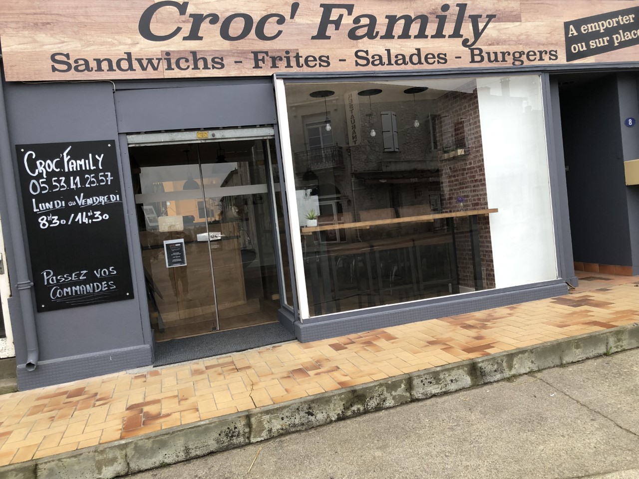 Vends Sandwicherie/Salon de Thé "Croc Family" situé en bord de nationale , en face de la  pharmacie et collé a une épicerie Cocci Market , très bon emplacement.