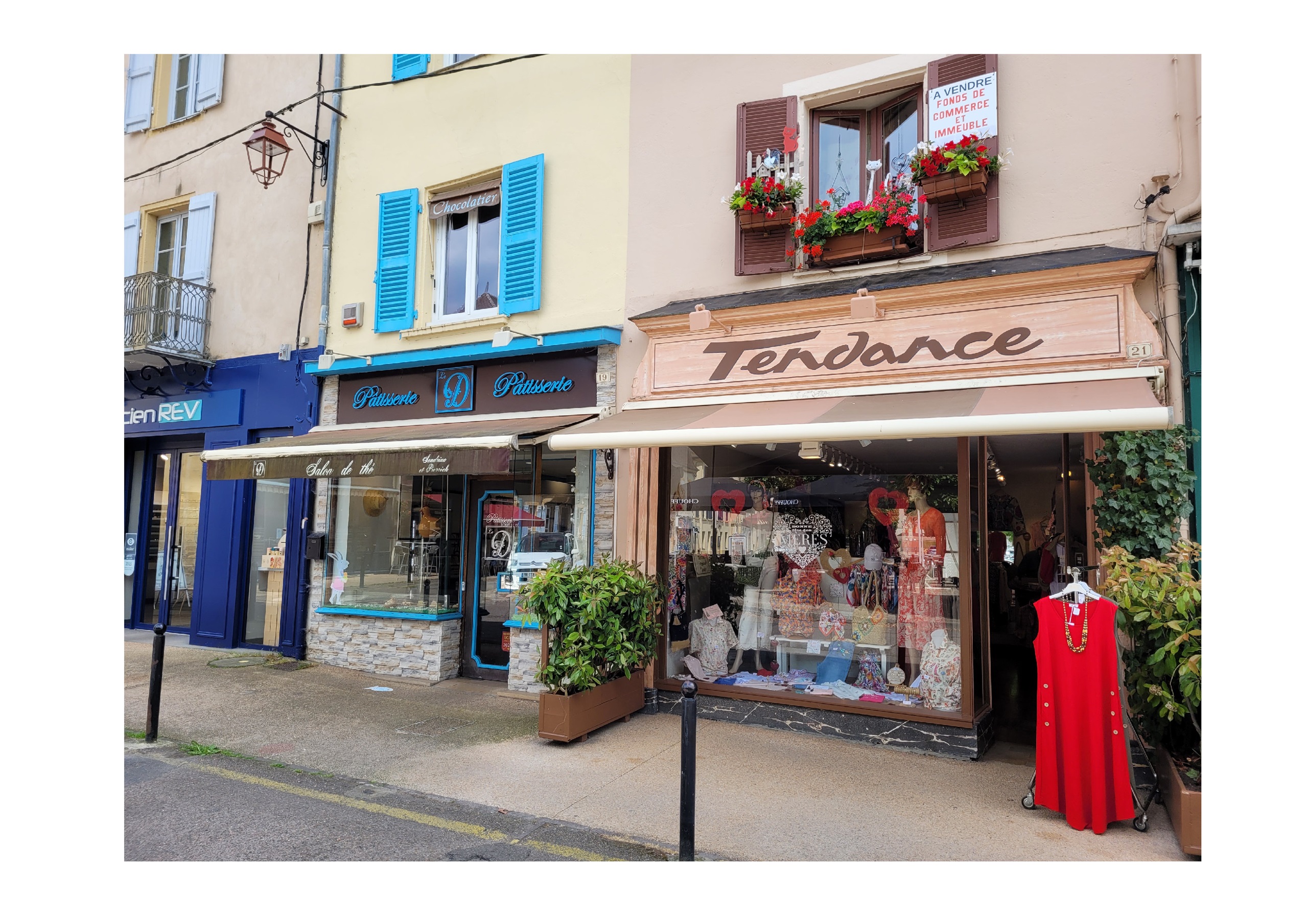 À SAISIR : Reprenez votre indépendance avec une boutique de prêt-à-porter féminin à Marcigny (Bourgogne du Sud)
Vous rêvez de devenir votre propre patronne et de travailler dans un environnement convivial et élégant ? Saisissez cette opportunité unique de reprendre une boutique indépendante de prêt-à-porter féminin et accessoires de mode, reconnue pour son service client chaleureux et ses collections soigneusement sélectionnées.
Points forts de l’affaire
•	Chiffres clés :
o	Chiffre d’affaires moyen : 113.000 €
o	Marge brute : 48,7%
o	Valeur ajoutée : 36,5%
•	Positionnement commercial attractif :
o	Articles renouvelés régulièrement grâce à des achats hors collection.
o	Marques emblématiques : C’est Beau la Vie, Christine Laure, etc.
o	Reconnu pour proposer des tailles atypiques, un véritable plus pour la clientèle.
o	Clientèle fidélisée : 40% locale et 60% régionale, grâce à une page Facebook dynamique.
•	Localisation stratégique :
o	Emplacement de premier choix sur la place principale du centre-ville, entourée de commerces complémentaires.
o	Zone de chalandise : 11.500 habitants à moins de 25 minutes.
o	Présence d’un marché hebdomadaire réputé, renforçant l’attractivité.
•	Cadre et équipements :
o	Surface de vente lumineuse et bien agencée (45 m², vitrine 5 m linéaires).
o	2 réserves et un appartement T3 inclus.
o	Accessibilité PMR conforme, climatisation réversible, aucun travaux à prévoir.
o	Agencement moderne et de belle facture.
Pourquoi cette opportunité est faite pour vous ?
Vous êtes passionnée par la mode, vous aimez conseiller et accueillir une clientèle exigeante dans un cadre convivial, et vous aspirez à une nouvelle vie professionnelle où vous êtes indépendante et propriétaire de votre propre affaire.
Conditions de cession
•	Montant souhaité : 50.000 € pour le fonds (hors stock).
•	Accompagnement proposé par le cédant pour une transition en douceur.
Envie de changer de vie ?
Contactez-nous et démarrez une aventure entrepreneuriale passionnante dans une région charmante et dynamique !