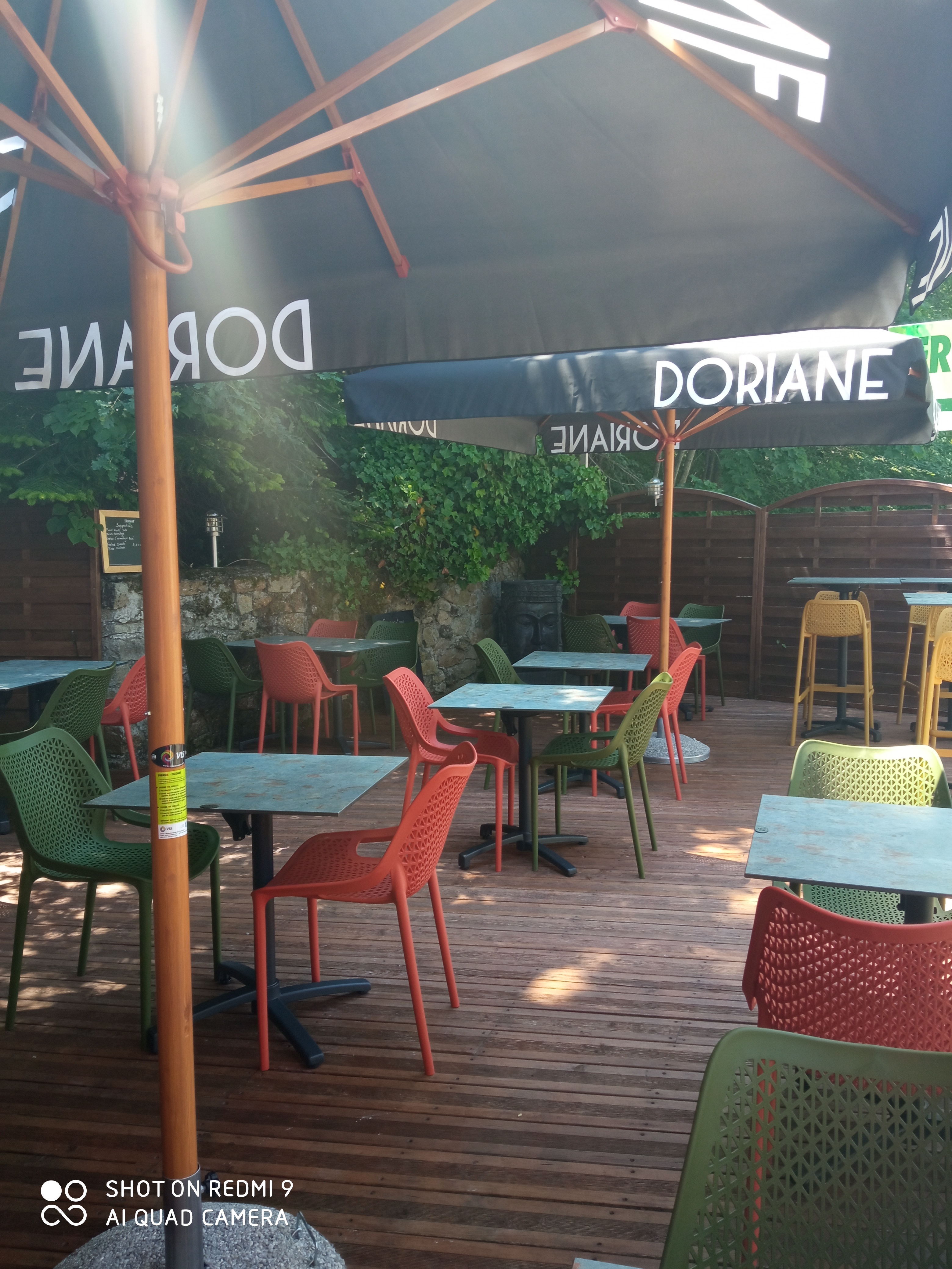 Urgent cause santé.
Restaurant traditionnel de charme avec licence 4 au centre d'un village touristique, aucun frais a prévoir, fonctionnel de suite.
Cuisine et salle refaite à neuf avec cheminée 48 couverts, terrasse avec mobilier neuf 36 couverts.
Loyer 1200€ mensuel
Très grande marge de progression du CA, aucun personnel à reprendre.