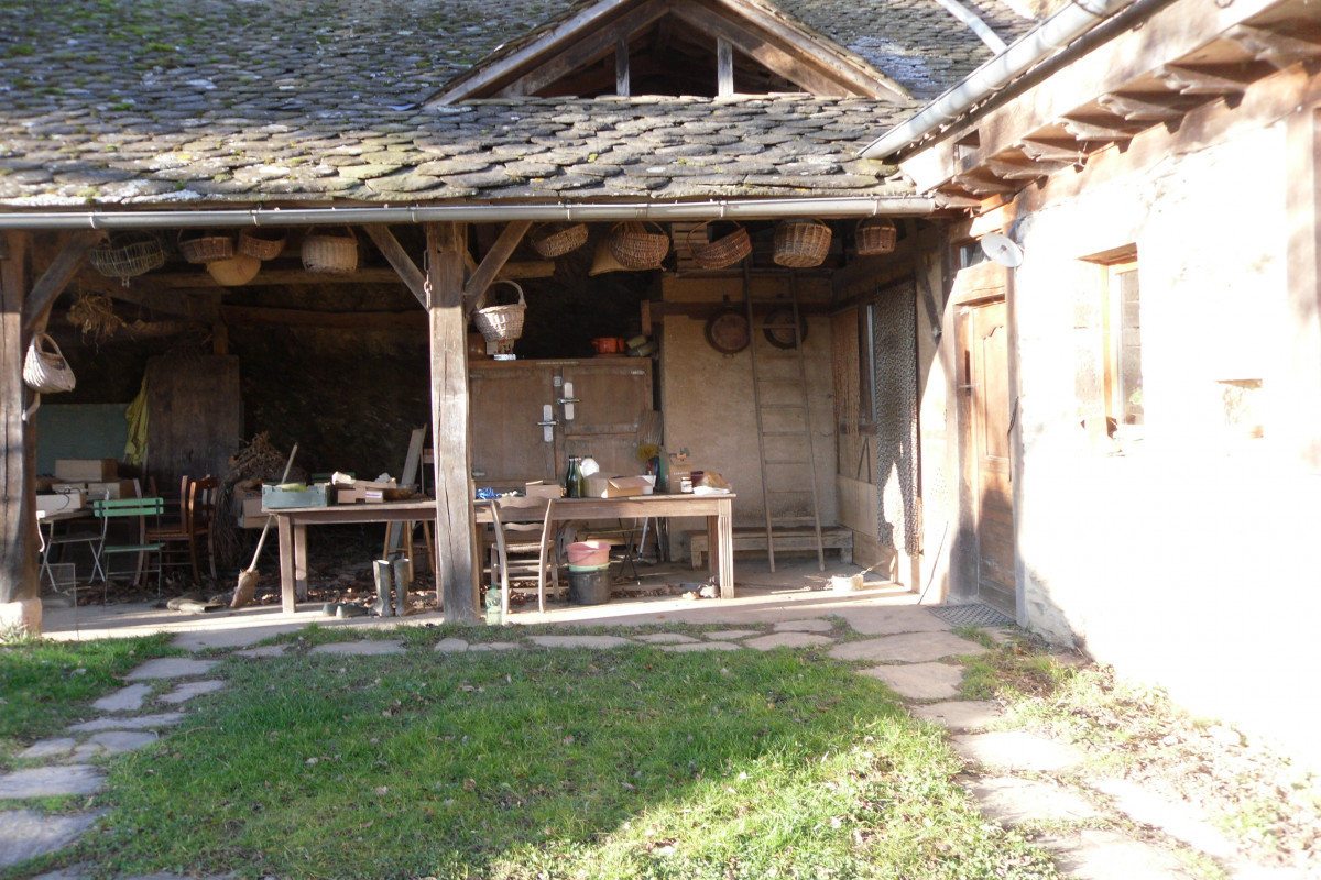 Ferme ancienne avec beaucoup de constructions plus récentes.
3 habitations pour environ 400m2 :
-partie ancienne largement remaniée : 6 chambres, 4 salles d?eau, cuisine, séjour,etc?.
_partie attenante mais indépendante : construit en pierres et béton cellulaire en 2000, avec 1 gîte 5 personnes, 2 chambres d?hôtes et une salle d?activités/danse.
- maison bois et paille, terminée il y a 5 ans, 100m2 environ.

Nombreuses dépendances : hangars, atelier, menuiserie, caves, salle conditionnement?..pour 400m2 environ.

12 ha de terre, prés et bois, en pente , plutôt séchantes mais fertiles.

Installé depuis 47 ans ici, sous Mention Nature et Progrès depuis 35 ans, nous produisons la quasi totalité de la nourriture pour nous et nos hôtes. Nous avons développé une activité apicole avec transformation et vente à la ferme. Cette activité ainsi que la vinaigrerie n?est pas à vendre puisque reprise par mon fils sur un autre lieu.

Ce n?est pas un lieu de villégiature ou de retraite, mais un ensemble complexe qui demande un ou plusieurs porteur de projets afin de garder une vie active sur la ferme.
L?activité « chambres d?hôtes et gîte » devrait à mon sens être conservée, tout en y ajoutant un volet agricole, artisanal ou/et culturel. L?ensemble devrait garder une bio-cohérence globale capable d?en faire un lieu recherché par les visiteurs.