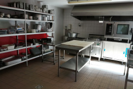 Vends fonds artisanal de Boucherie Charcuterie situé sur une commune de 1100 habitants à proximité de Saintes (Charente-Maritime).
Activité exercée en boutique + banc de marché à Saintes ( 3 jours par semaine).
Local 280 m2 entièrement équipé et conforme aux normes d'hygiène et d'accessibilité.
Loyer mensuel 500? H-T.
2 véhicules ( camion magasin + véhicule frigorifique).
C-A constant 400K?. Potentiel de développement intéressant. Idéal pour un couple prix du fonds 140000?.