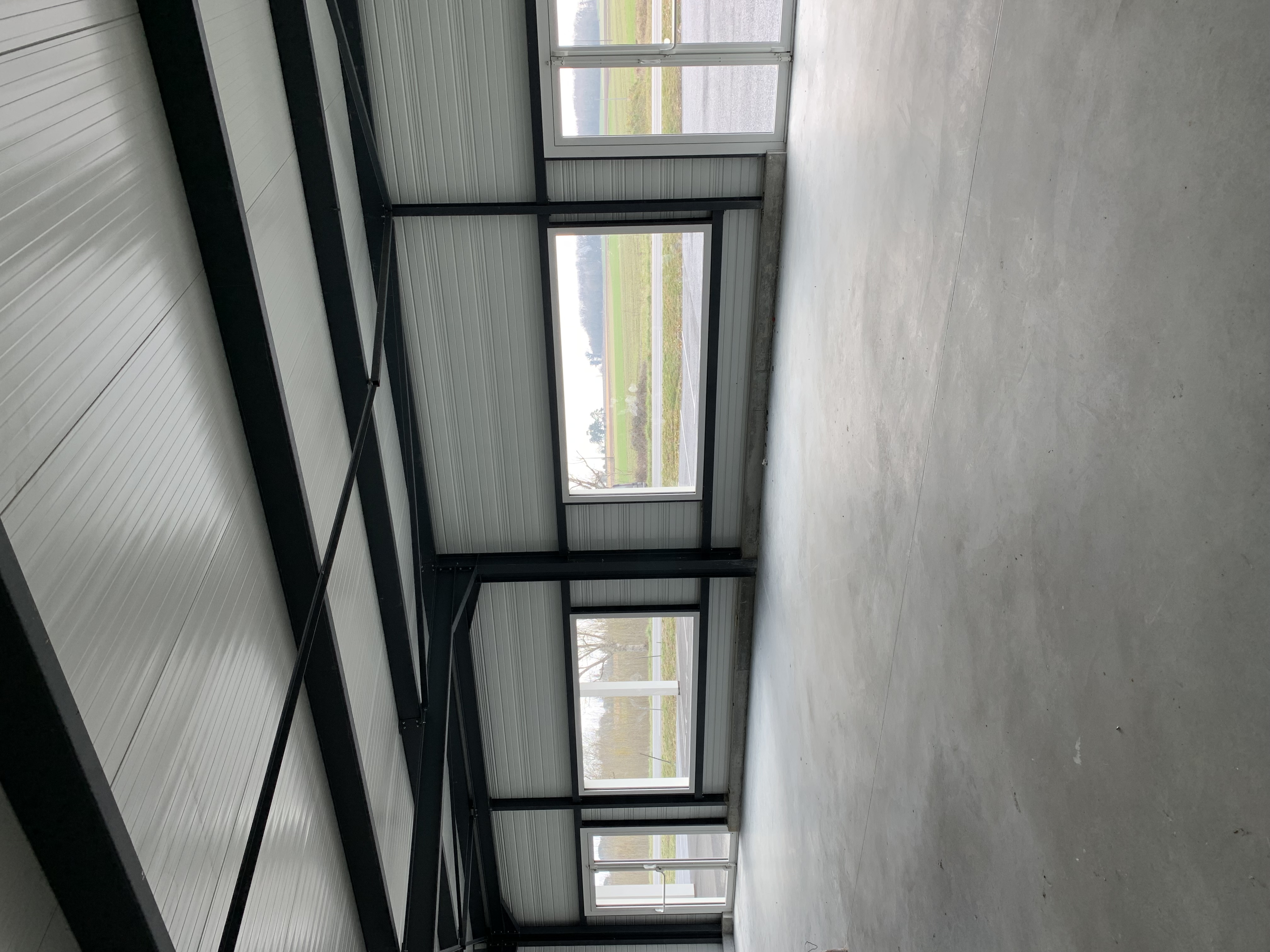 A louer local commercial brut neuf dans une zone en pleine expansion sur un axe très passant, excellente visibilité. 

140 m2 disponibles de suite, parking, à 15 minutes de Royan, excellente visibilité, 15000 voitures/jours en moyenne hors saison, à proximité d'un rond point. La zone est en pleine expansion, commerces déjà en place, d'autres prévus très prochainement. Division possible ( 2 X 70 m2)