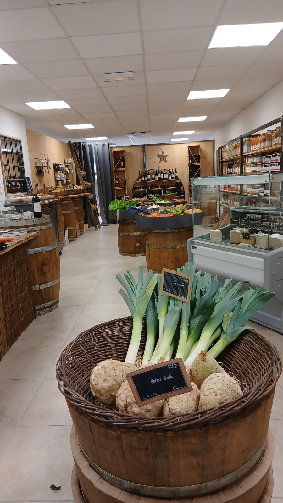 Au coeur d'une bastide emblématique du Périgord vente d'un fond de commerce fruits et légumes épicerie fine .vin fromage produits régionaux et artisanaux .
Bénéficiant d'un emplacement prémium dans le village dotée d'une grande cour idéale pour de la restauration rapide pour les vacances d'été.
Vendu avec tout l'équipement store, chambre froide, clim réversible ,vitrine fromage cave à vin ,étalages pour fruits et légumes ,produits régionaux et artisanaux ,lave main ,lave verre , congélateur, frigidaire  ,vaisselle   porcelaine verre couverts table chaise parasol
