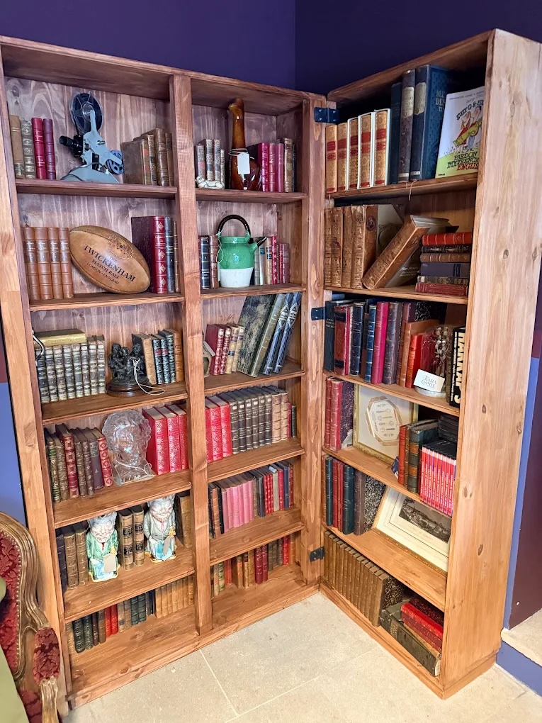 Village de Bonnieux (84), seul vrai coffee shop du village, cherche son/sa locataire-gérant(e). Déjà en activité, prêt à continuer sans interruption. Pas de vente d'alcool / pas de licence IV.

Décoration vintage esprit club anglais: mobilier ancien, livres, ambiance chaleureuse et accueillante.

Équipement complet: machine espresso Nuova Simonelli Appia Life 2 groupes Compact Easy Cream, 2 moulins Nuova Simonelli, stock initial de café et de lait. Prêt à démarrer immédiatement. Environ 20 places assises (~40m²), grande ouverture sur rue (~200 passages/jour en saison), marché hebdomadaire le vendredi.

Fort potentiel de développement: snacking, pâtisseries, glaces, iced coffees, petite restauration, événements.

A l'arrière: barbershop speakeasy caché (~40m², accessible par une bibliothèque secrète): 2 fauteuils + 1 bac de lavage. Salle privée pour concerts intimistes, ateliers, événements et/ou véritable salon de coiffure.

Contrat: location-gérance du fonds de commerce. Redevance mensuelle: 1 200 EUR HT (loyer + charges fixes inclus). Dépôt de garantie: 2 000 EUR.

Profil recherché: personne autonome, sérieuse, expérience en café/CHR (et/ou coiffure/événementiel), envie d'animer la vie du village.

Contact: speakaeasy@lexis-ecole-de-langues.fr