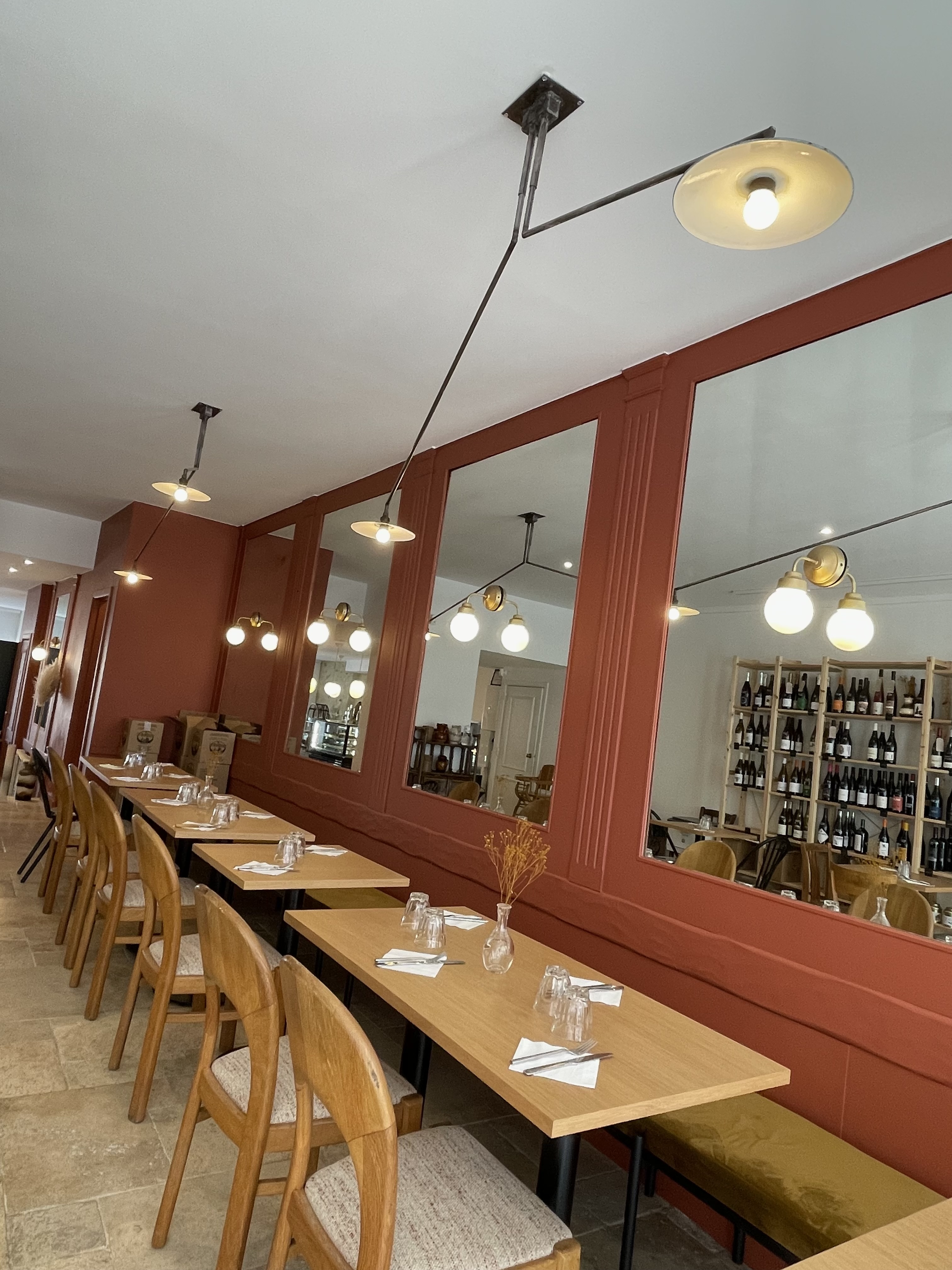 - Un restaurant-café-traiteur-épicerie-cave, avec vente sur place et à emporter
- Deux entrées sur les artères principales : 
17 Place du Général de Saint Pol et 24 rue Villette Gâté 28400 Nogent-le-Rotrou
2 espaces à l’intérieur et une terrasse : 40-50 places assises à l’intérieur, tout comme en terrasse, dans une atmosphère détendue et un décor chaleureux alliant le bois, des teintes claires et un comptoir présentant les suggestions du jour, des étagères proposant tous les produits d’épicerie et les vins.
Une cuisine à l’étage spacieuse, toute équipée, de qualité, avec une bonne aération, un studio au 2ème pour habiter ou se reposer, un vestiaire pour l’équipe.

Lieu vivant, chaleureux et ouvert aux clients du mardi au vendredi, de 12h00 à 14h00 et le samedi jour de marché de 10h à 14h30. Soirs & ouvertures le dimanche pour événements ponctuels, mais pas habituels.
(Horaires flexibles en fonction des saisons et des événements de la ville ou du lieu).

Les atouts
- Restaurant sans travaux, ouverture immédiate et clientèle fidèle acquise (nogentais, parisiens, tourisme de bouche via applications spécialisées (Raisin, Fooding...))
- Idéal pour un duo 1 chef.fe / 1 service ! 
- Potentiels non exploités des ouvertures supplémentaires : les soirs, les périodes de vacances scolaires, les dimanches et lundis, les événements locaux
- Forte demande pour développement service traiteur, en cours par notre équipe. - - Emplacement de qualité : voisines de l’Office du tourisme du Perche, deux pas de la Mairie, rue commerçante et place du marché à nos portes, proximité de la coopérative des producteurs bio (Le Chardon), proximité de la gare de Nogent (15 minutes à pieds).
N'hésitez pas!