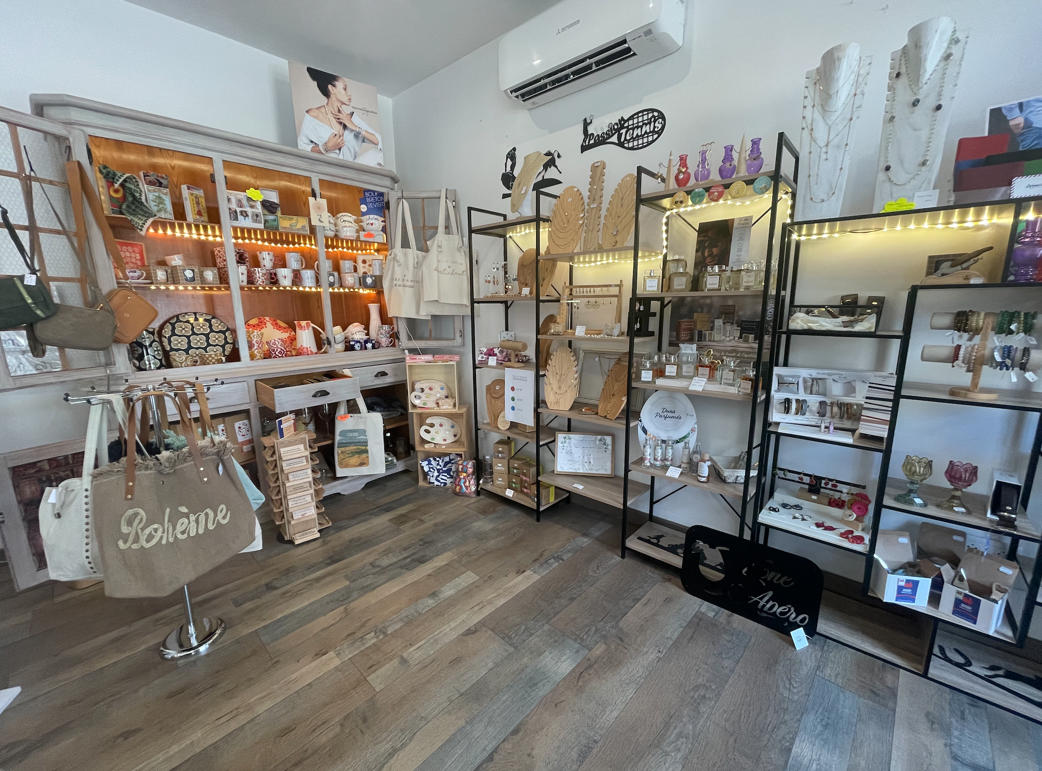 🌿 À VENDRE – CONCEPT STORE CLÉ EN MAIN, CRÉATION FRANÇAISE 🇫🇷

Boutique coup de cœur – activité prête à exploiter immediatement.
Située dans un village au sud du Gers, cette boutique concept store au style chaleureux et cocooning bénéficie d’une clientèle fidèle, attachée à la qualité des produits, au conseil personnalisé, à la convivialité ainsi qu’à l’univers différenciant autour de la création française.
✨ Un lieu soigné, avec une vraie identité, prêt à être repris sans travaux ni restructuration.
Boutique clé en main, entièrement aménagée.
Stock étoffé permettant une reprise immédiate.
Réseau de fournisseurs en place.

Beau potentiel de développement, notamment grâce au e-commerce et aux réseaux.
Je souhaite aujourd'hui transmettre cette belle aventure à une personne désireuse de poursuivre son développement et de faire vivre un commerce de proximité.
 
Prix du fond de commerce 25 000 € + stock 
Loyer attractif : 400 €/mois.

📩     Dossier complet et informations sur demande. 
📞 Contact sérieux uniquement ; Je serai ravie d'échanger avec vous et de vous faire découvrir la boutique.