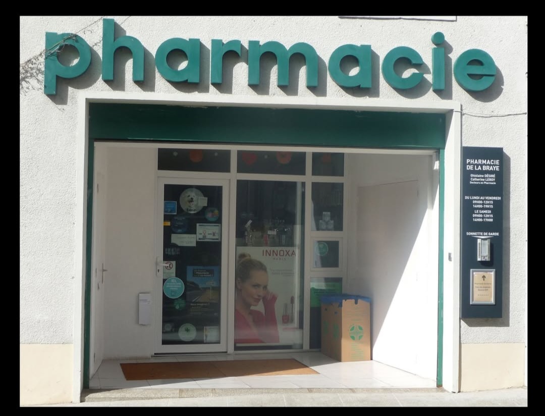 La pharmacie ré-agencée en 2016, d’une surface de vente de 60 m2 pour une superficie totale de 120 m2 comprend également à l’étage un grand appartement, une grande cour et un terrain de plus de 1 000 m2.
• La pharmacie dessert une population de plus de 2000 habitants avec une clientèle fidèle et régulière. Elle présente une bonne rentabilité, un CA solide et régulier avec un grand potentiel de développement et une faible concurrence.
• Bail de 9 ans renouvelé en 2022 avec un loyer de 2 000 € HT/mois pour la pharmacie et l’appartement.
• La commune est classée en zone FFR avec des avantages fiscaux importants.
• Possibilité d’aides financières départementales à l’ installation selon éligibilité.

Environnement de la pharmacie
• La pharmacie est au cœur du village, à proximité des écoles maternelle et élémentaire, centre de loisirs et commerces.
• Proximité immédiate de deux EHPAD, 2 infirmières, 2 masseurs-kinésithérapeutes et un grand cabinet vétérinaire.
• Commune couverte par la CPTS du Vendômois.
• Savigny-sur-Braye est une commune qui offre un cadre de vie paisible et agréable, avec un environnement naturel préservé, un tissu associatif dynamique et une connectivité propice au télétravail via la fibre.

A Savigny-sur-Braye, 2 000 habitants, la qualité de vie repose sur un environnement naturel préservé et une attractivité renforcée par des initiatives locales, un tissu associatif dynamique, de nombreuses associations sportives, et un comité des fêtes très actif (grande brocante annuelle, course de tracteurs tondeuses, Octobre Rose, Téléthon, Rallye Coeur de France et biens d’autres événements pour vous surprendre.

Ici, on vit sans compromis : on peut avoir sa maison avec jardin ET vivre à 45mn de Paris (en TGV), de Tours ou d’Orléans.