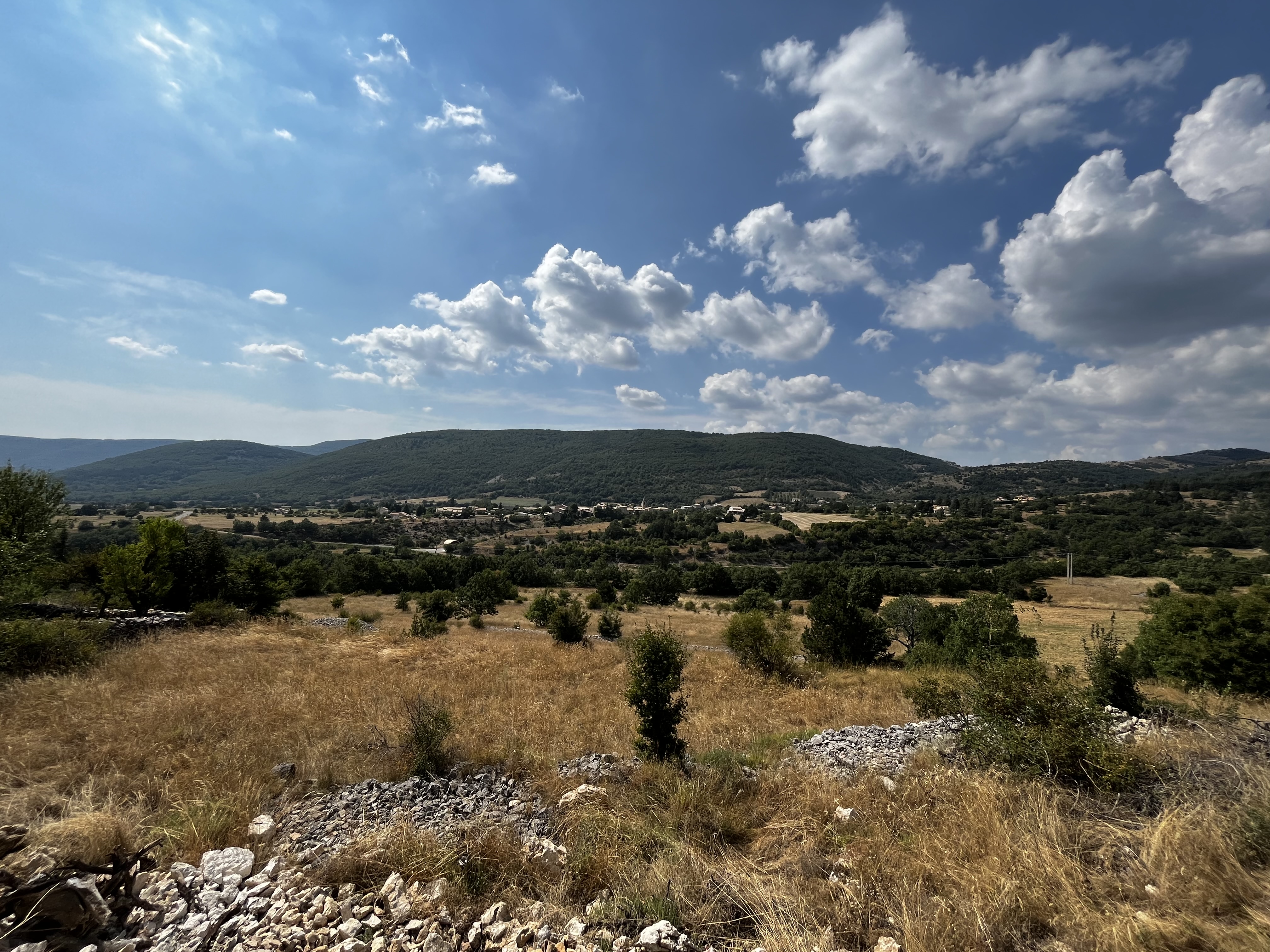 La jolie Commune de L’Hospitalet située dans les Alpes-de-Haute-Provence dans la région Provence-Alpes-Côte d'azur va louer, à partir du 15 octobre 2024, 2 locaux commerciaux neufs.

Les locaux sont côte à côte et font chacun environ 30m2, ils disposent d'une grande pièce principale, d'une entrée, qui peut servir de salle d'attente et de sanitaire. 
La pièce principale est dotée d'une grande baie vitrée avec une magnifique vue dégagée sur le village voisin ( Saumane). Les locaux sont équipés d'une climatisation réversible. 
Le loyer sera de 300 € HT par local avec la possibilité de faire des colocations en activités multiples.

Nous invitons toutes les personnes intéressées à faire part de leur projet à la Commune avant le 30 septembre 2024.

Une commission municipale choisira les projets les plus pertinents pour la Commune.

Pour les visites ou de plus amples renseignements, vous pouvez prendre rendez-vous en téléphonant au numéro de la Mairie tous les après-midi sauf le mercredi.