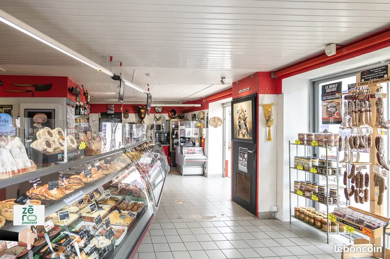 Boucherie, charcuterie, fonds de commerce, traiteur 50 m² La Tranche-sur-Mer À vendre : Fonds de commerce de Boucherie Charcuterie Traiteur Rôtisserie situé en plein cœur de La Tranche-sur-Mer, station balnéaire très recherchée du littoral vendéen. Emplacement stratégique : Emplacement numéro 1 au centre-ville de La Tranche-sur-Mer, commune dynamique et attractive, À proximité immédiate des plages, du marché, des parkings et des commerces de proximité, Clientèle locale fidèle toute l'année et afflux massif de vacanciers en période estivale, Zone piétonne et passage incontournable garantissant une forte visibilité. Un commerce réputé et rentable : Affaire exploitée depuis plus de 15 ans, avec une activité rentable et régulière depuis de nombreuses années ; Boutique équipée avec matériel professionnel complet, surface de vente fonctionnelle ; Cuisine professionnelle, laboratoire, deux chambres froides, espace rôtisserie.
Logement de fonction inclus : À l'étage, un logement indépendant composé de : 2 chambres ; 1 cuisine ; 2 salles d'eau ; 1 bureau - Un atout rare permettant de concilier travail et vie de famille sur place. Atouts financiers : Loyer abordable et attractif ; Possibilité d'acquérir les murs commerciaux en complément du fonds de commerce. Opportunité idéale : Cette boucherie-charcuterie-traiteur-rôtisserie bénéficie d'une réputation solide, d'une clientèle fidèle et d'un potentiel de croissance important, notamment grâce au tourisme et aux nombreuses animations de La Tranche-sur-Me.r