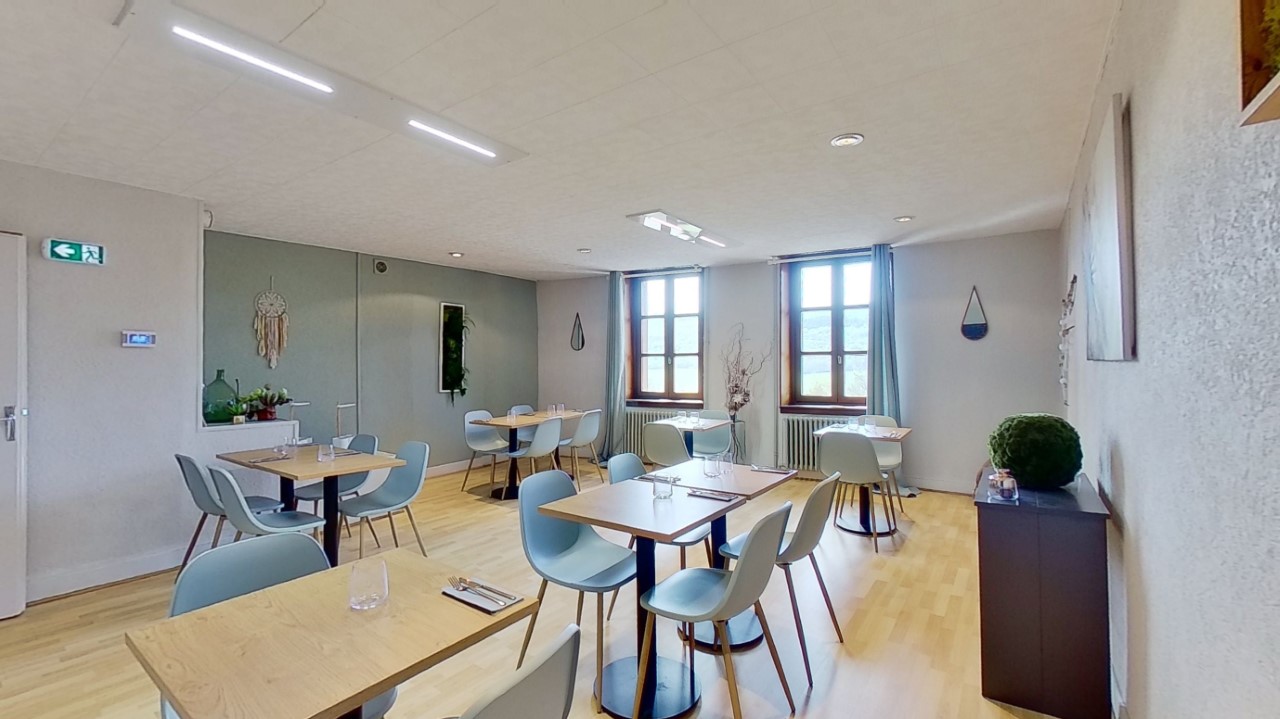 Restaurant bar traiteur de village avec toutes commodités . ( Ecole , crèche , médecin , dentiste , supérette boulangerie et bien d’autres ) sur saint Julien , commune de Val suran . Cette dernière se situe à 35km de Bourg en Bresse et 35km de Lons le saunier . 1h30 de Lyon . 

Restaurant composé de 2 salles , ( 40 couverts ) plus une terrasse pouvant accueillir 12 personnes . D’une cuisine professionnelle tout équipée , avec un four à pizza qui a très peu servi . 
Horaires actuelles : Du Mardi au Vendredi Midi . Grosse possibilité de développement sur les soirs et week end . Service traiteur actuellement les week end . Aucuns contrats sur le matériel en place . Affaire saine , nous souhaitons vendre pour partir sur d’autres projets pro . Pas de salariés à reprendre . 

Un appartement de fonction refait d environ 115 m2 , avec 2 chambres , dressing , grand séjour salle à manger et cuisine équipée .  Chaudière à granule neuve (-de 7 ans )  .  

Possibilité de créer un autre appartement d environ 115 m2 ou chambres pour faire « gîtes . De multiples possibilités s offre à vous . Nous vendons le mur et le fond , indissociable .


Je reste disponible pour tout complément d’informations . 

Cordialement