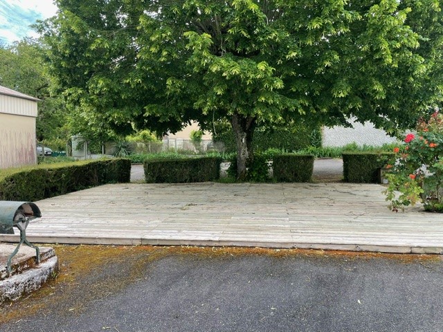 Commerce situé dans un petit village typique et préservé à proximité d'axes fréquentés : Autoroute de Courtenay, et entre les villes de Montargis, Sens et Ferrières-en-Gâtinais.
Il est composé d'une cuisine équipée qui a fonctionné jusqu'au 31 janvier 2026, d'une partie bar et d'une salle de restaurant contenant environ 40 personnes assises le tout pour une surface d'environ 120 m². Une terrasse ombragée est à disposition. 
Un logement de 70 m² est loué avec le commerce et situé directement au-dessus.  
La commune loue le restaurant 400 € TTC/mois et le logent 275 €/mois. 
Parking gratuit à proximité