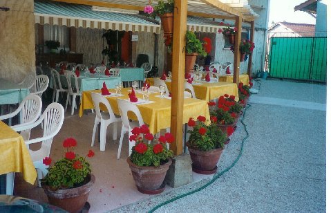 EN BOURGOGNE :    A SAISIR BELLE OPPORTUNITE
 A NE PAS MANQUER:
 Particulier VENDS  :    Pour cause retraite magnifique demeure
Acheté et créée en 1978 Puis rénovée et bien isolée fenêtres et portes double vitrages, 
 Aménagée en hôtel bar- restaurant , vous pourrez également transformer cette propriété qui a beaucoup de Potenciel en maison de famille, en gîte ,ou chambre d'hôtes, maison d'accueil pour personnes âgées, 
etc ….    
A VOUS DE VOIR  !!!!!
Propriété composée d'un bâtiment total de 600 M2 dont 398 m2 habitable  
sur un terrain de 1500 M2 comprenant: une cuisine, 
 2 salles de 59 M2 chacune, 11 chambres confortables avec lavabos, douche et WC, une lingerie, un bureau, une salle de bain avec baignoire ,un grenier, une cave , un garage ,une piscine en dur ,une terrasse couverte,un parking extérieur et un parking dans cour fermée, Jardin 

le tout à l'égout, pas besoin de fosse septique

une chaufferie avec chauffage central une pompe à chaleur ou éventuellement possibilité au gaz ou granulé  ou bois 

En sus, un logement privé contenant salon, cuisine ,2 chambres avec douche, lavabos,  WC       

Diagnostic de performance énergétique évalué à :
 C  entre 91 et 160 et une faible émission de GES:  entre 26  et 41 

PRIX  NET VENDEUR :  348 000 € Le tout pas de location de murs) 

Notaire de votre choix pas de frais d'agence immobilière faut bien savoir les frais d'une agence immobilière est toujours à la charge de l'acheteur et non du vendeur 

Dans le village de la GENETE  71290  EN SAONE ET LOIRE  EN BOURGOGNE
il y a une RPI  d'école maternelle et primaire avec cantine ,passage de bus scolaire tout niveau 

 5 km de Cuisery Collège, Pharmacie, boulangerie
10km de Tournus Collège et lycée  Autoroute  A6 et Gare SNCF TER      
17 km de Louhans (Poulet de Bresse ) Cité Scolaire et Gare SNCF TER
 35 km de Mâcon Gare SNCF TER et TGV
 35 km de Chalon sur Saône Gare SNCF TER 
150 km de Genève  
100 km de Dijon ou Lyon
350 km de Paris