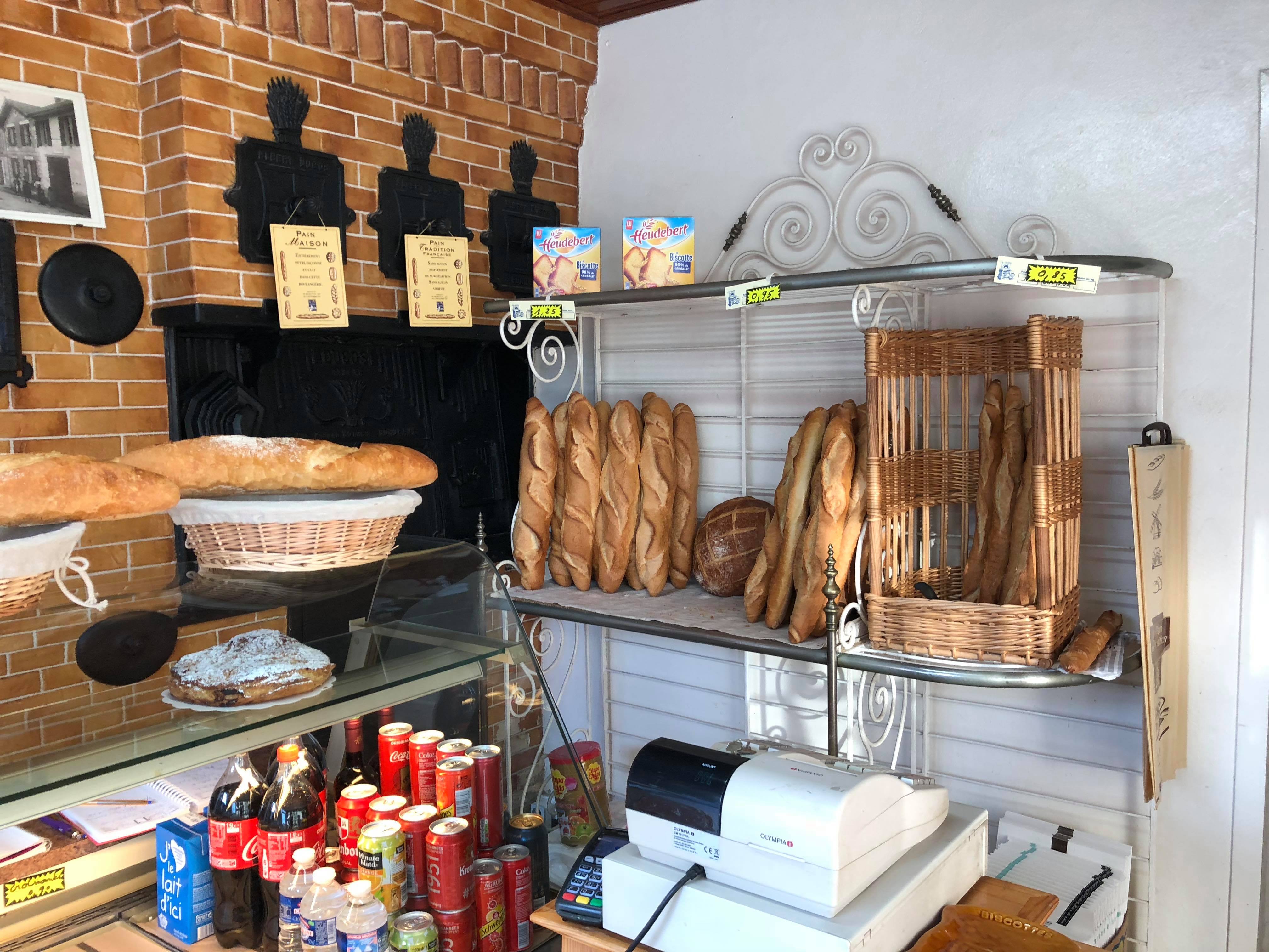A vendre pour cause de départ en retraite fond de commerce boulangerie artisanale avec licence Tabac. 

L'activité de la boulangerie se fait au magasin mais également en livraison avec des dépôts de pain, des écoles, des maisons de retraite et également chez des particuliers.

Possibilité d'avoir la Française des jeux ou de faire relais colis. 
Possibilité de développer un autre commerce (alimentation ou autre).

Cette boulangerie est située dans un village du Libournais en Gironde à 15min de Saint-Émilion.
Vous pourrez vous épanouir dans un environnement rural plein de charme.

Le logement est spacieux avec un grand garage, un jardin et un fournil indépendant. 

Loyer à définir avec l'acquéreur
Possibilité également d'acheter les murs.

Curieux s'abstenir.