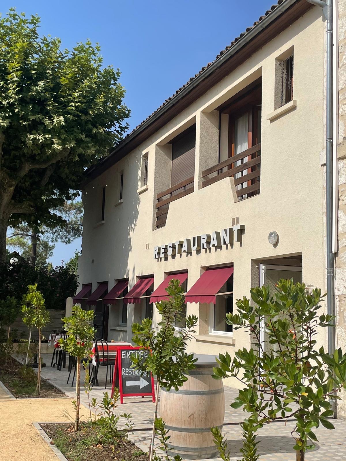 L’etape gasconne  Lot et Garonne limitrophe Dordogne Gironde  Vente mur et fond de commerce d'une magnifique entreprise familial, activité pérenne et suivi avec un fort potentiel de développement. Peu de concurrence et un savoir faire reconnu pour cet établissement situé dans sur la place centrale d’un village de caractère, calme et touristique. Ses commerces, son château. Village entièrement rénové en 2024   Charmant Hôtel Restaurant familial tenue depuis 3 générations et désormais en quête d'un repreneur afin de faire perdurer cette institution régionale suite à retraite.   RDC Restaurant: Salon/Bar donnant sur la place du village entièrement rénové.  Entrée du Restaurant, son accueil, salle de restaurant de 90 places climatisé donnant sur le jardin et sa piscine. Deux terrasse pouvant accueillir jusqu'à 100 couverts. Salle de séminaire/petit déjeuner Cuisine professionnelle. Toilettes H et F, PMR  RDC Hôtel: Entrée de l’hôtel sécurisé pour accès premier étage et deuxième étage.  Salle de petits déjeunés. Au total c'est 18 chambres dont 13 climatisées, certaines avec balcon.   Eau de ville. Puits.Tout à l’égout. Chauffage central au fuel. Double vitrage tout le RDC neuf.   Terrasse Hotel :  Piscine 12×5 au chlore, résine neuve ainsi que le moteur de la piscine. Jolie jardin qui pousse à la détente.   Dépendance pouvant servir de logement, extension ou hébergement saisonnier: 1 Maison bourgeoise, d’environ 250m2, demandant à être réhabilité, sur jardin. 3 niveaux.  renseignements complémentaire possibles , seulement profil sérieux . Photos sur le site internet.