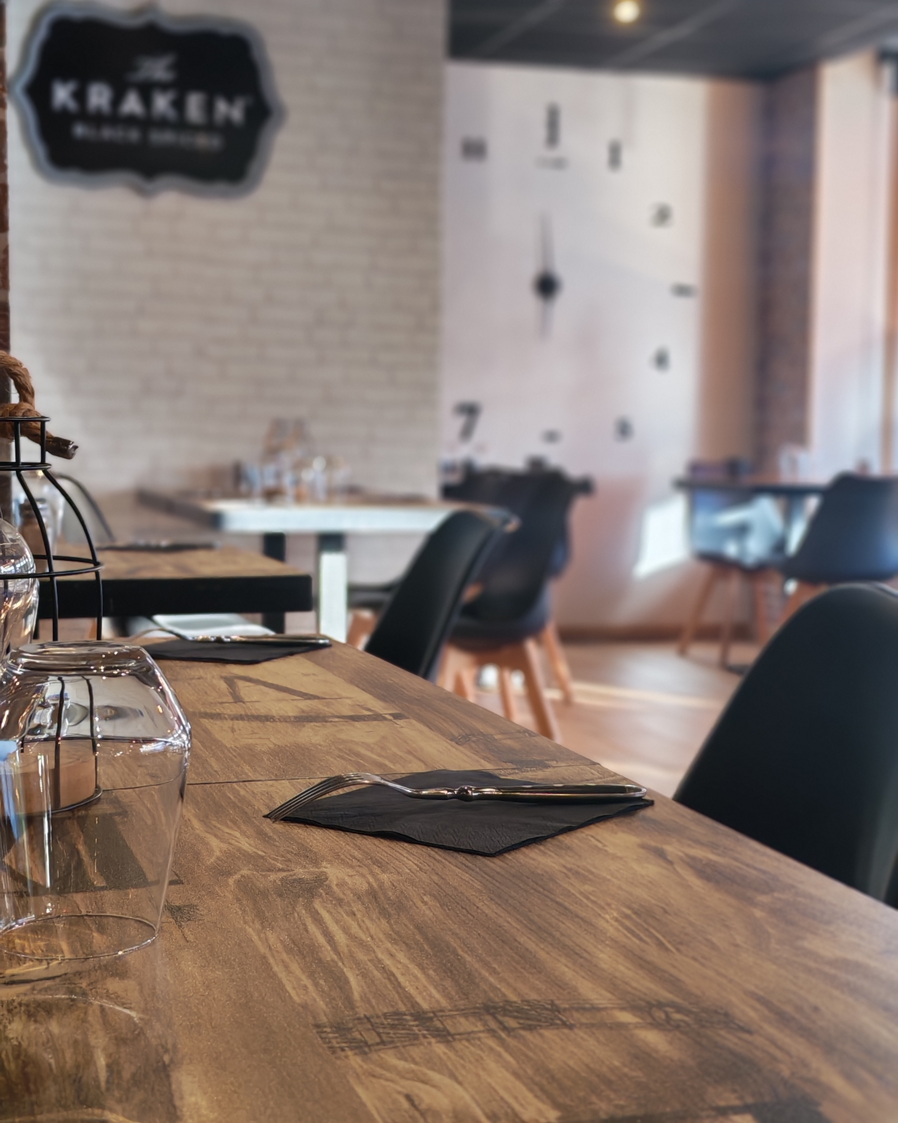 À vendre rapidement pour cause de santé (maladie professionnelle), fonds de commerce d'un bar-restaurant pizzeria glacier traditionnel d’angle, idéalement situé à 200 mètres de la plage dans une station balnéaire familiale et dynamique. Bénéficie d’un emplacement privilégié dans une station réputée du Morbihan Sud
Locaux en excellent état, sans travaux à prévoir.
Licence VI
Fermeture annuelle de 3 mois
Fonctionnement en équipe réduite hors saison. (Uniquement les gérants)
Possibilité de Logement T3 en supp.
Les atouts majeurs
Emplacement recherché à 200 m de la plage.
Clientèle mixte locale et touristique, fidélisée.
Établissement clé en main, bien entretenu.
Potentiel de développement (horaires, communication, carte…)
Cadre de vie préservé avec fermeture hivernale
• Capacité (80 places assises) : Configuration idéale avec 40 places en salle intérieure et 40 places extérieures réparties sur une terrasse privée et une terrasse sur le domaine public.
•  Financières : Très petit loyer de 1500 € /mois TTC + 50€ d'eau, idéal pour sécuriser votre projet.
• Clé en main & Prêt à l’emploi : Aucun travaux à prévoir. Matériel de cuisine impeccable et aux normes, mobilier complet (salle et terrasses) inclus. Vous tournez la clé et vous encaissez dès le premier jour.
• Potentiel : Affaire saine, actuellement sous-exploitée en raison de la situation de santé des dirigeants. Très fort levier de croissance pour un couple de professionnels ou des associés (gros potentiel limonade, glaces, crêpe , gaufres après-midi et saison estivale complète).
Dossier comptable complet (bilans, bail commercial) disponible uniquement après un premier échange téléphonique qualifié et justification d'un apport personnel suffisant. Curieux et agences s'abstenir.