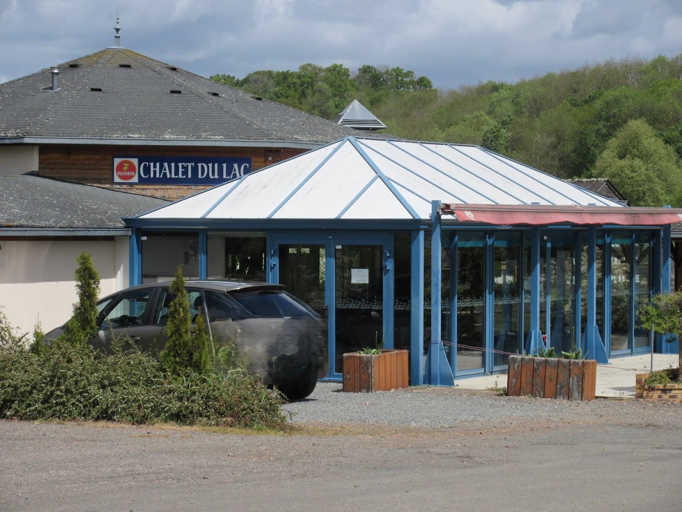 La Commune de Tuffé Val de la Chéronne est à la recherche d'un gérant pour son restaurant "Le Chalet du Lac" situé sur sa base de loisirs touristique, au bord du plan d'eau, du centre bourg et de son camping 4*. Candidature à envoyer à Mairie de Tuffé Val de la Chéronne 2 rue des Noyers 72160 TUFFÉ VAL DE LA CHÉRONNE ou par mail : accueil@tuffe.fr ; Renseignements au 02.43.93.47.21 ; www.tuffe.fr