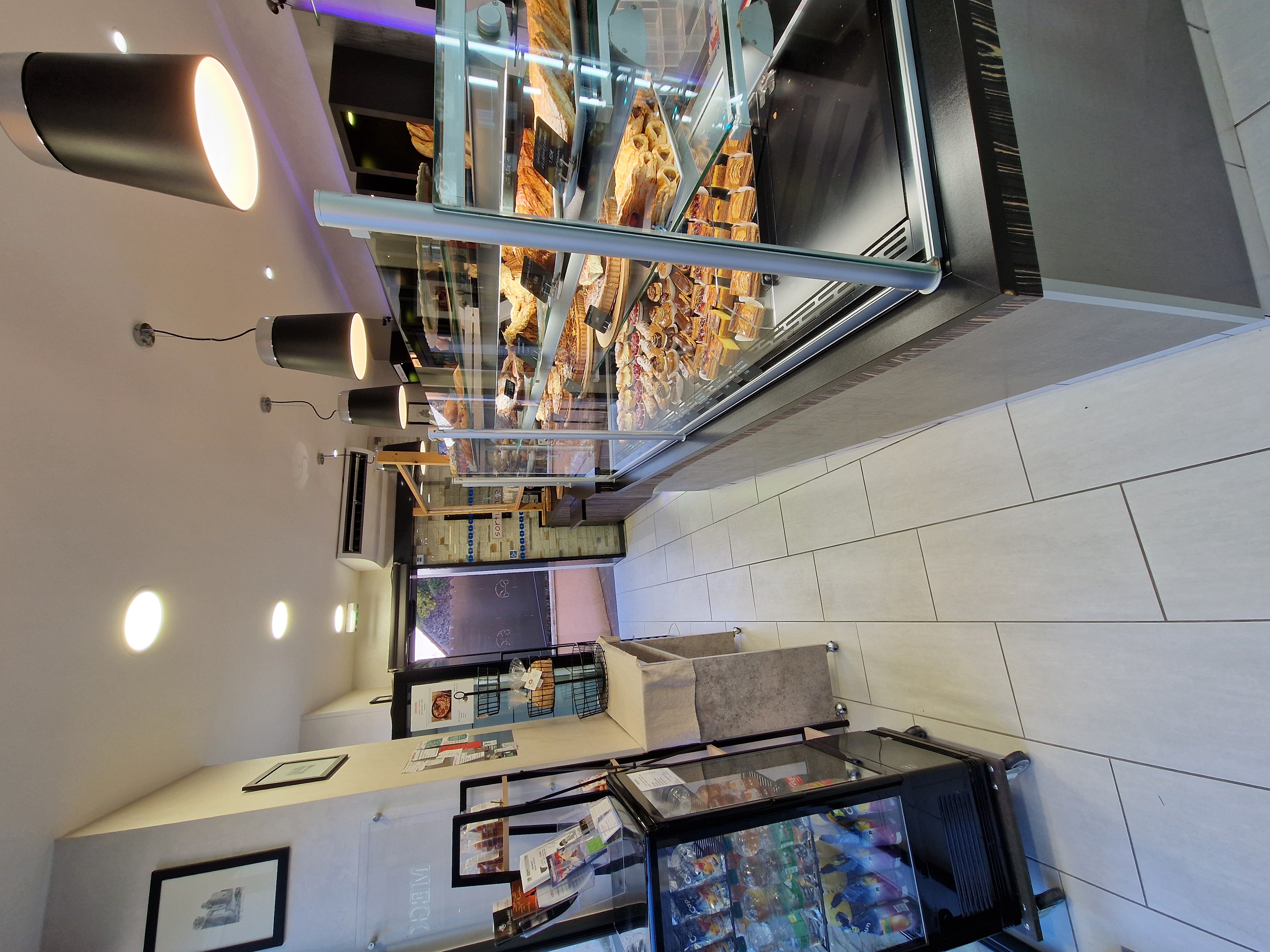 Une opportunité rare : fonds de commerce de boulangerie‑pâtisserie, réputée pour ses créations pâtissières maison. Située au cœur du centre‑ville historique de Châtillon‑sur‑Indre, cette maison bénéficie d'une clientèle fidèle, d'une excellente visibilité et d'une notoriété solidement établie.

⭐ Un établissement à forte identité culinaire  
Fabrication artisanale du chocolat de Noël et de Pâques, véritable signature de la maison.
Recettes exclusives de glaces et gâteaux faits maison, dont les emblématiques Élysée et Omelette norvégienne, qui font la renommée de l'établissement.
Laboratoire entièrement équipé, matériel en très bon état, permettant une production régulière et qualitative.

📍 Un emplacement stratégique entre Tours et Châteauroux, et à 35 km du Zoo de Beauval.
En plein centre historique, avec un flux constant de clientèle locale et touristique.
Commerce d'environ 160 m², parfaitement agencé.
Logement attenant de 100 m², idéal pour un repreneur souhaitant résider sur place.
Jardin et cour fermée, apportant confort et fonctionnalité.

💼 Conditions financières  
Prix du fonds : 295 000 €  
Possibilité d'acheter les murs
Loyer commerce + logement : 1 500 € / mois  
Pas de crédit vendeur
Pas de location‑gérance

🎯 Un outil de travail complet, prêt à l'emploi  
Cet établissement est idéal pour un artisan confirmé ou un couple de professionnels souhaitant reprendre une affaire saine, reconnue et dotée d’un fort potentiel de développement (chocolaterie, glacerie, pâtisserie événementielle, etc.).